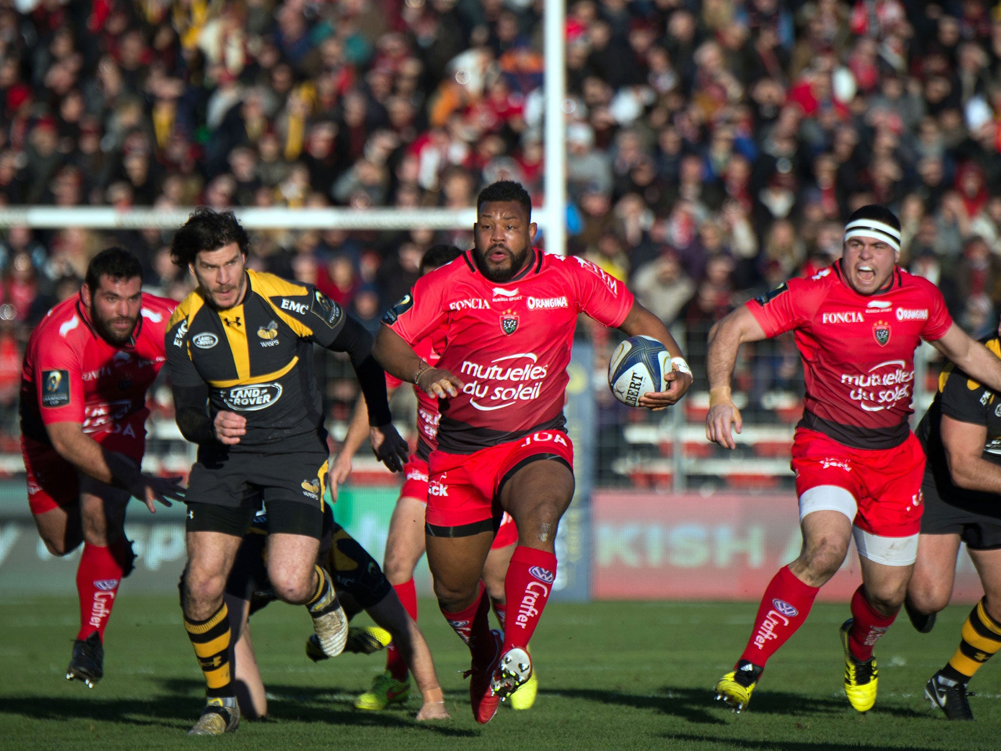 Toulon flanker Steffon Armitage makes a break against Wasps