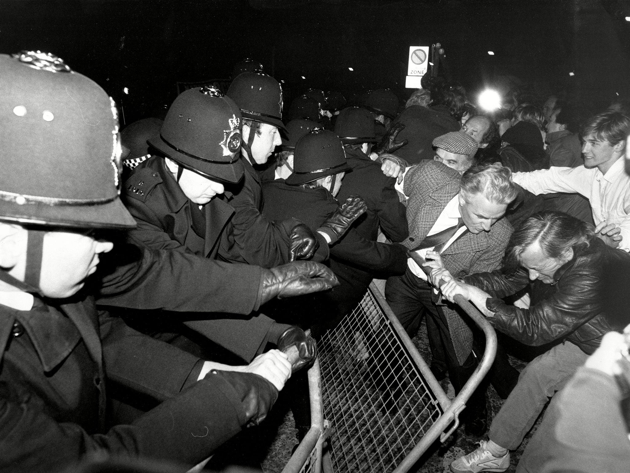 Stop press: pickets and police clash outside the Wapping plant in 1986