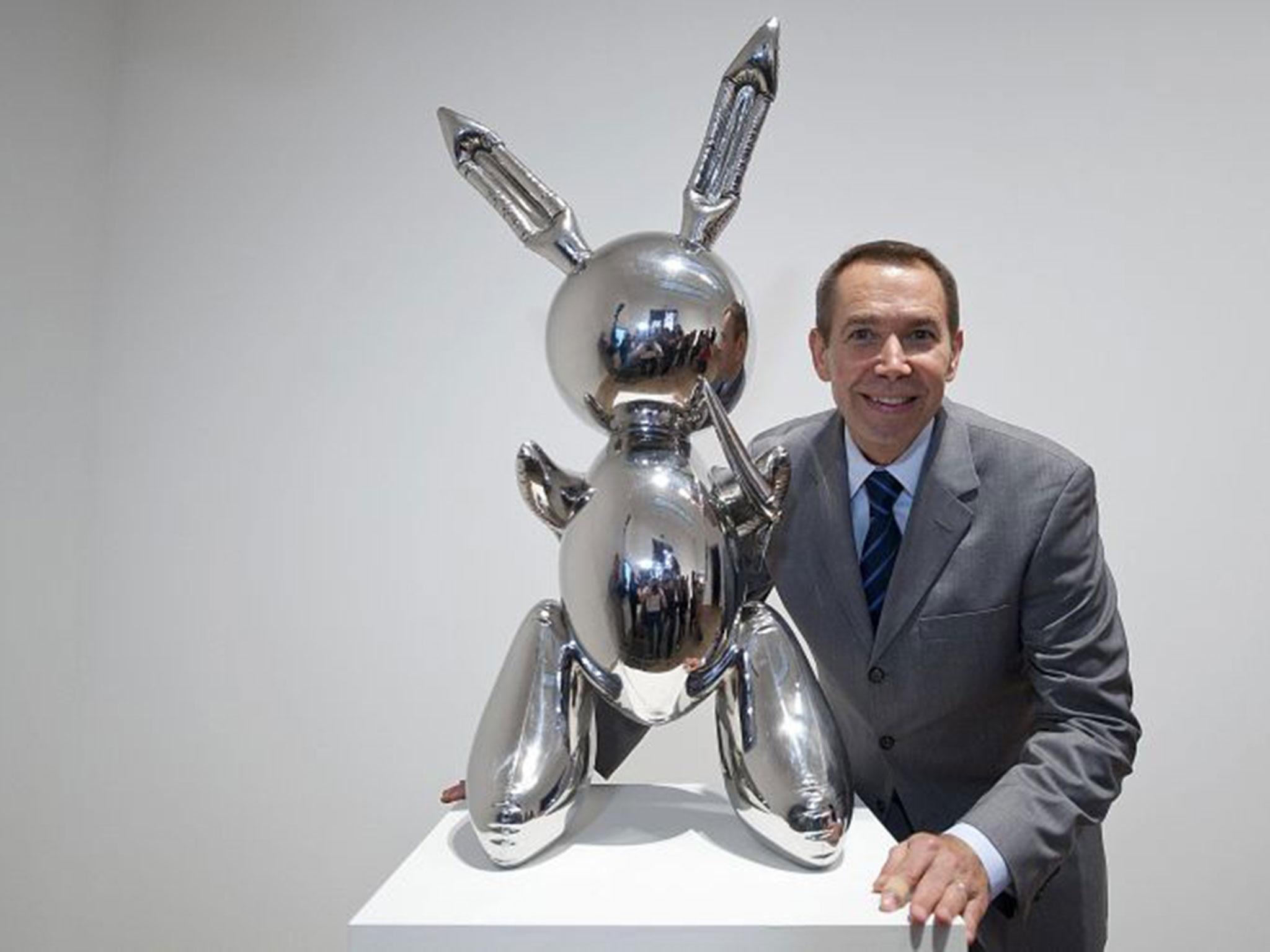 The artist with his ‘Rabbit’ (1986) at the Tate Modern, London, in 2009