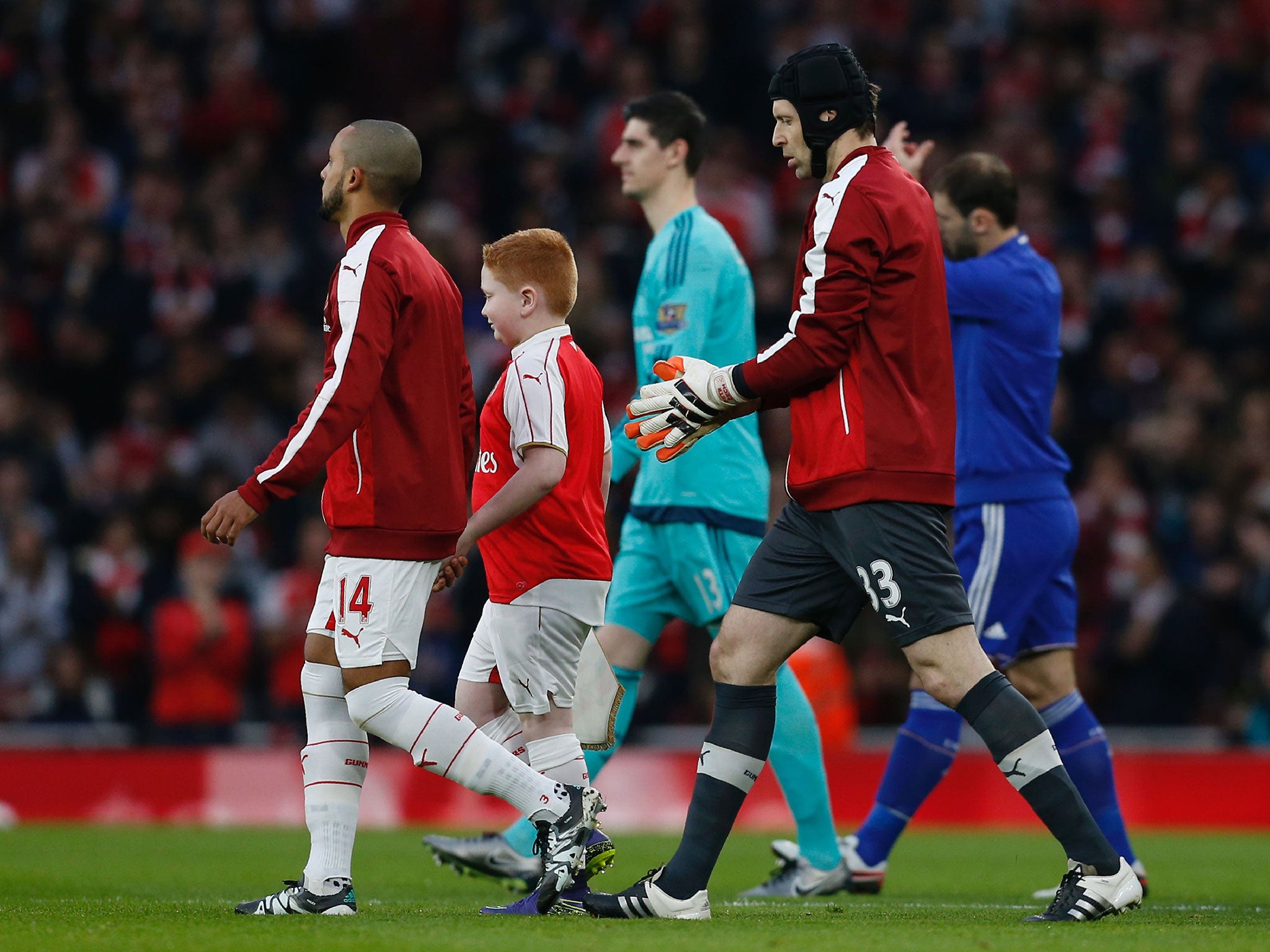 Walcott leads Arsenal out