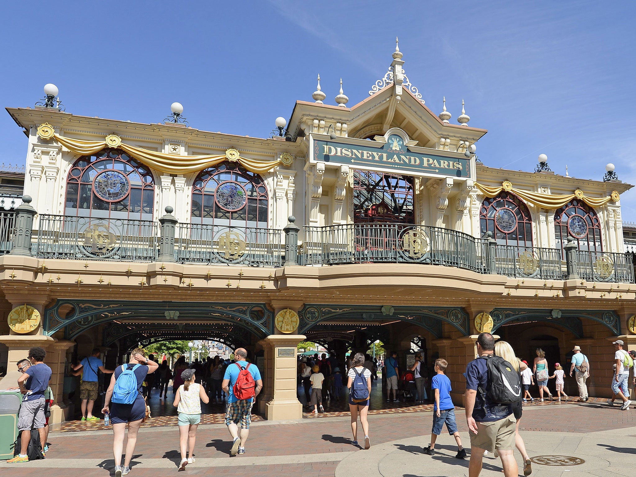 Man arrested at Disneyland Paris with two guns