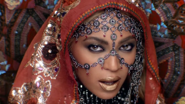 It seems Beyonce, seen her in Coldplay's latest music video, hasn't got the hang of wearing a mattha-patti.