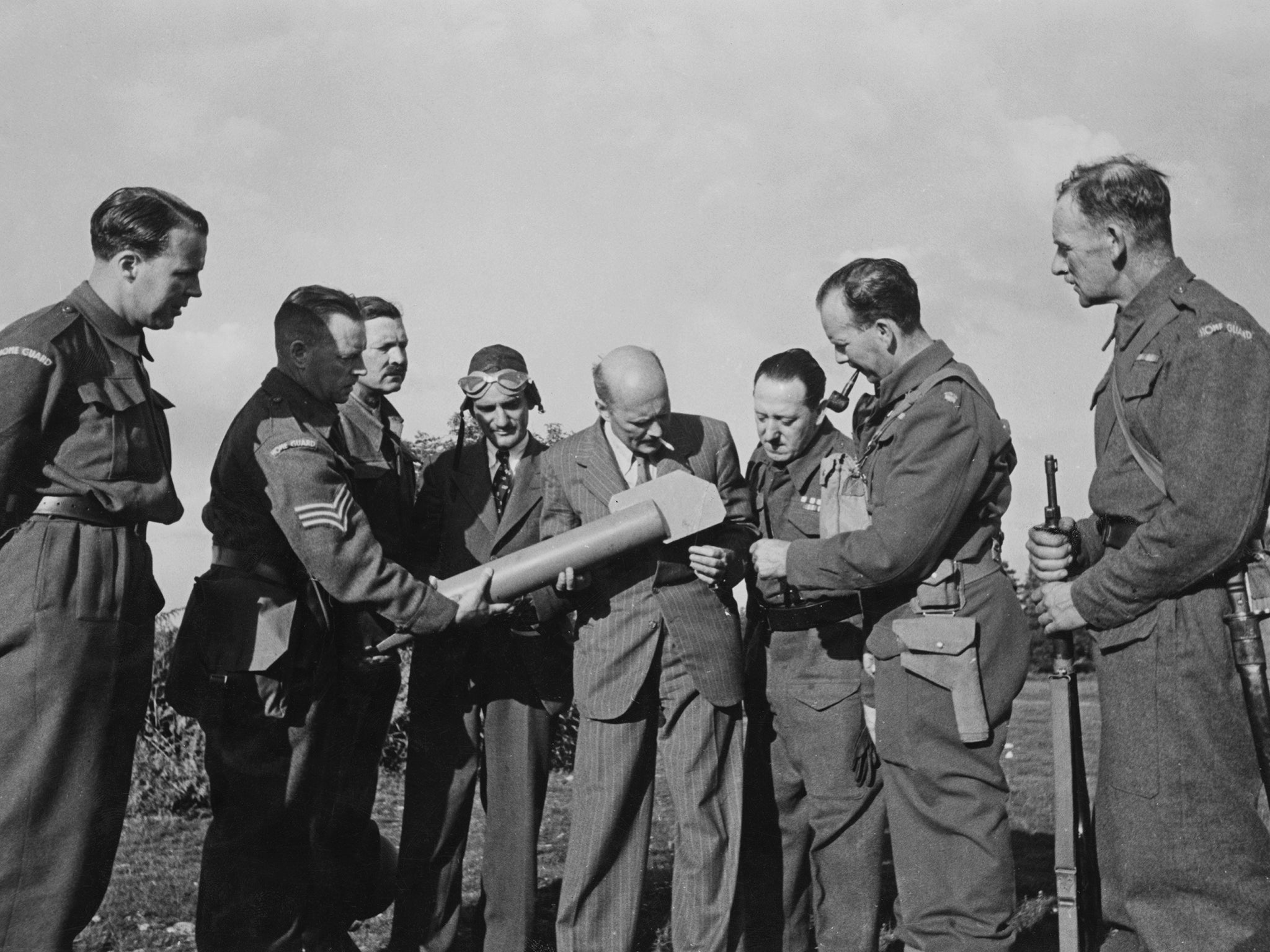 They won’t like it up ’em: Tom Wintringham (centre) inspects weaponry in 1941