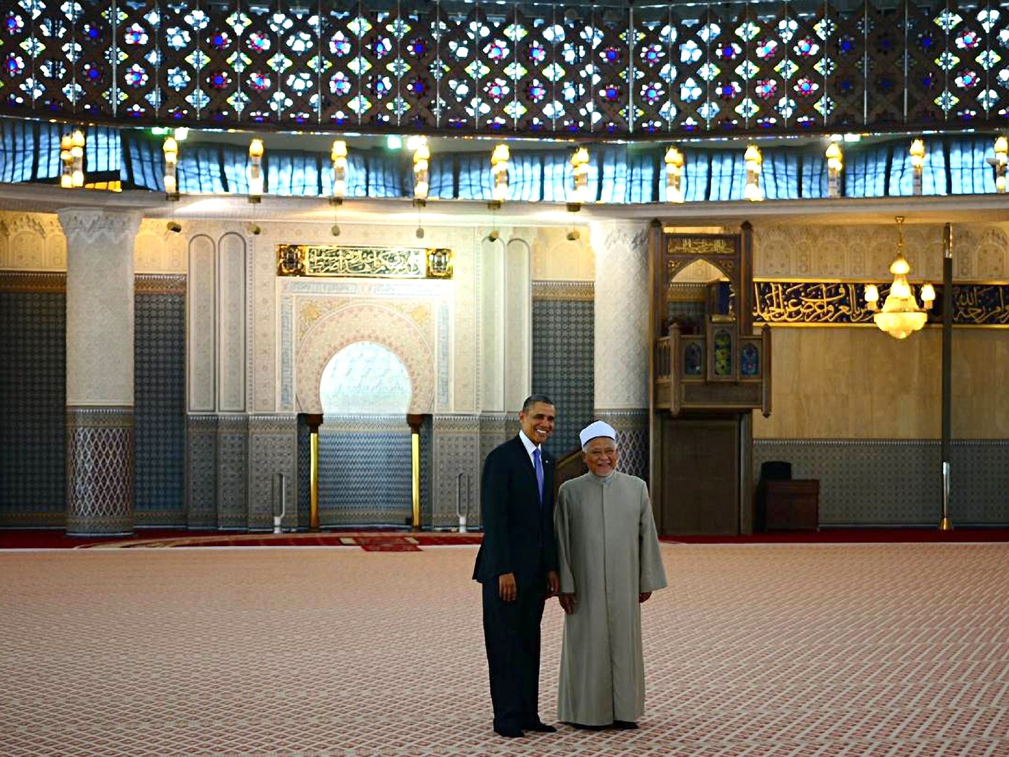 President Barack Obama visits the National Mosque of Malaysia escorted by the imam, Tan Sri Syaikh Ismail Muhammad