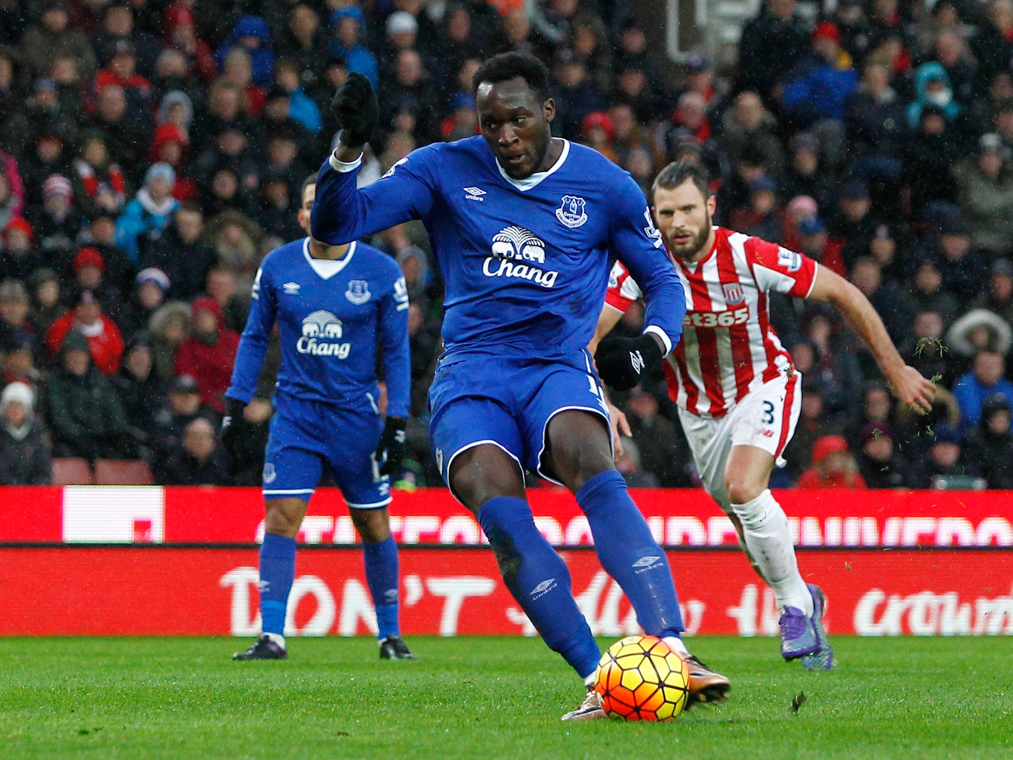 Romelu Lukaku scores a penalty for Everton against Stoke