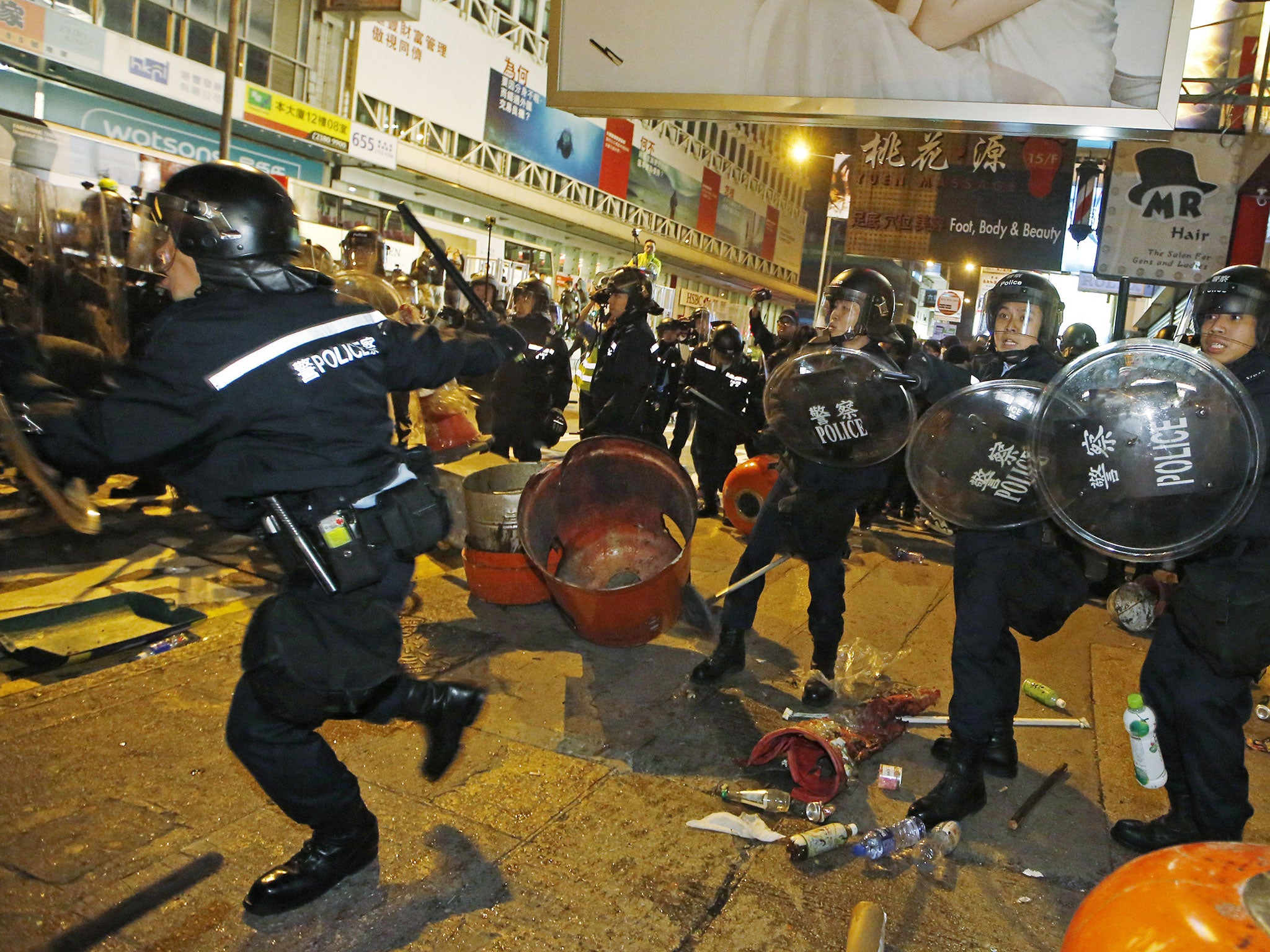 Police advance on protesters in Mong Kok