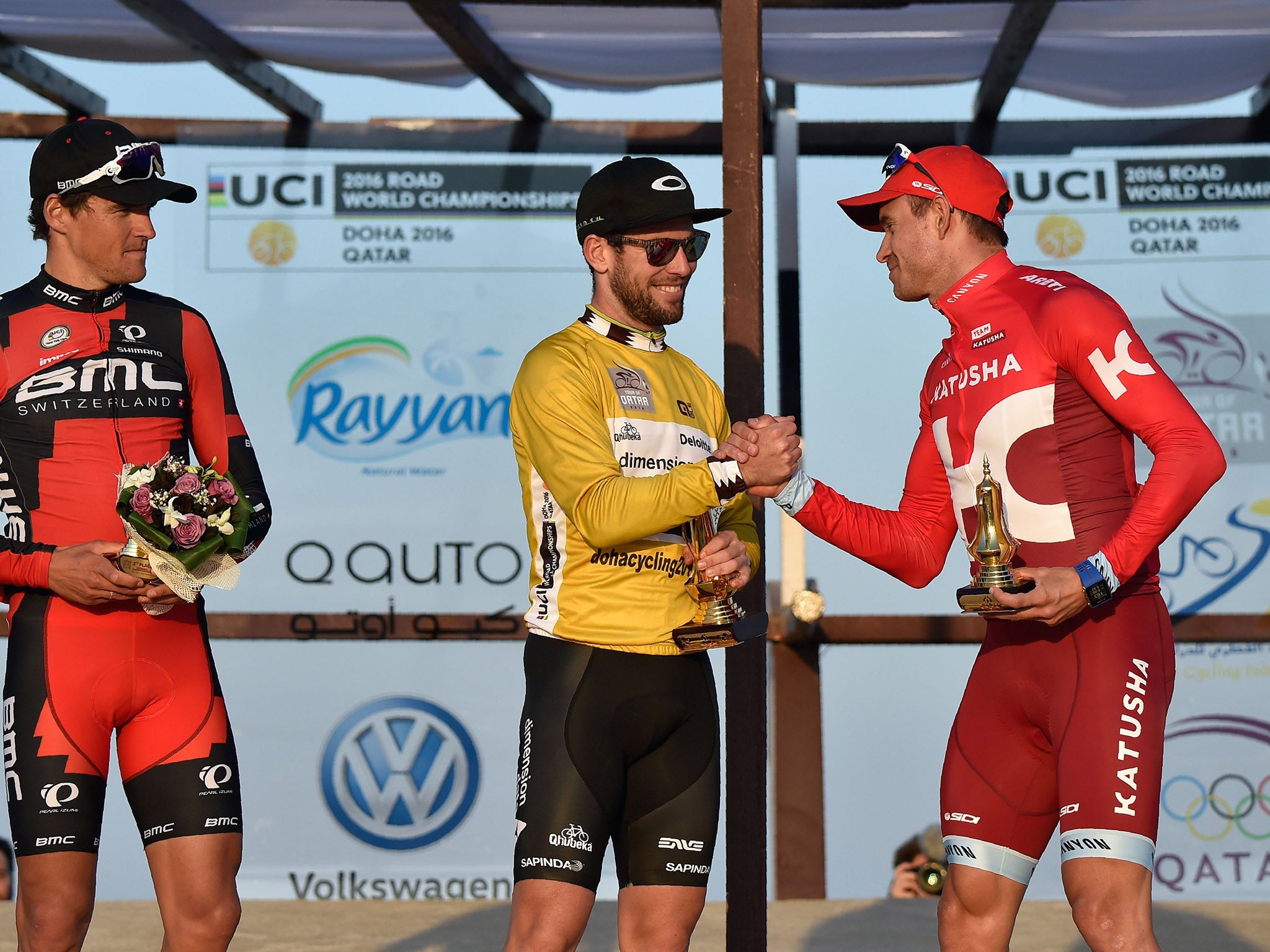 Mark Cavendish (centre)