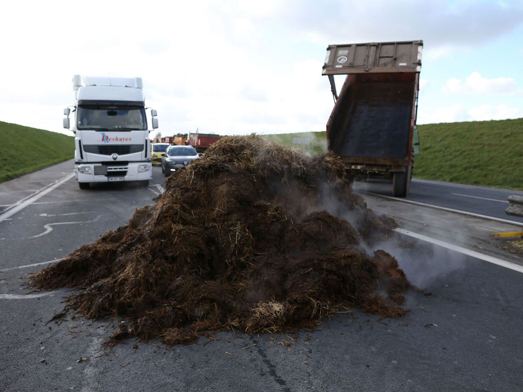 &#13;
Heaps of manure were dumped on crossroads, blocking all roads into the town &#13;