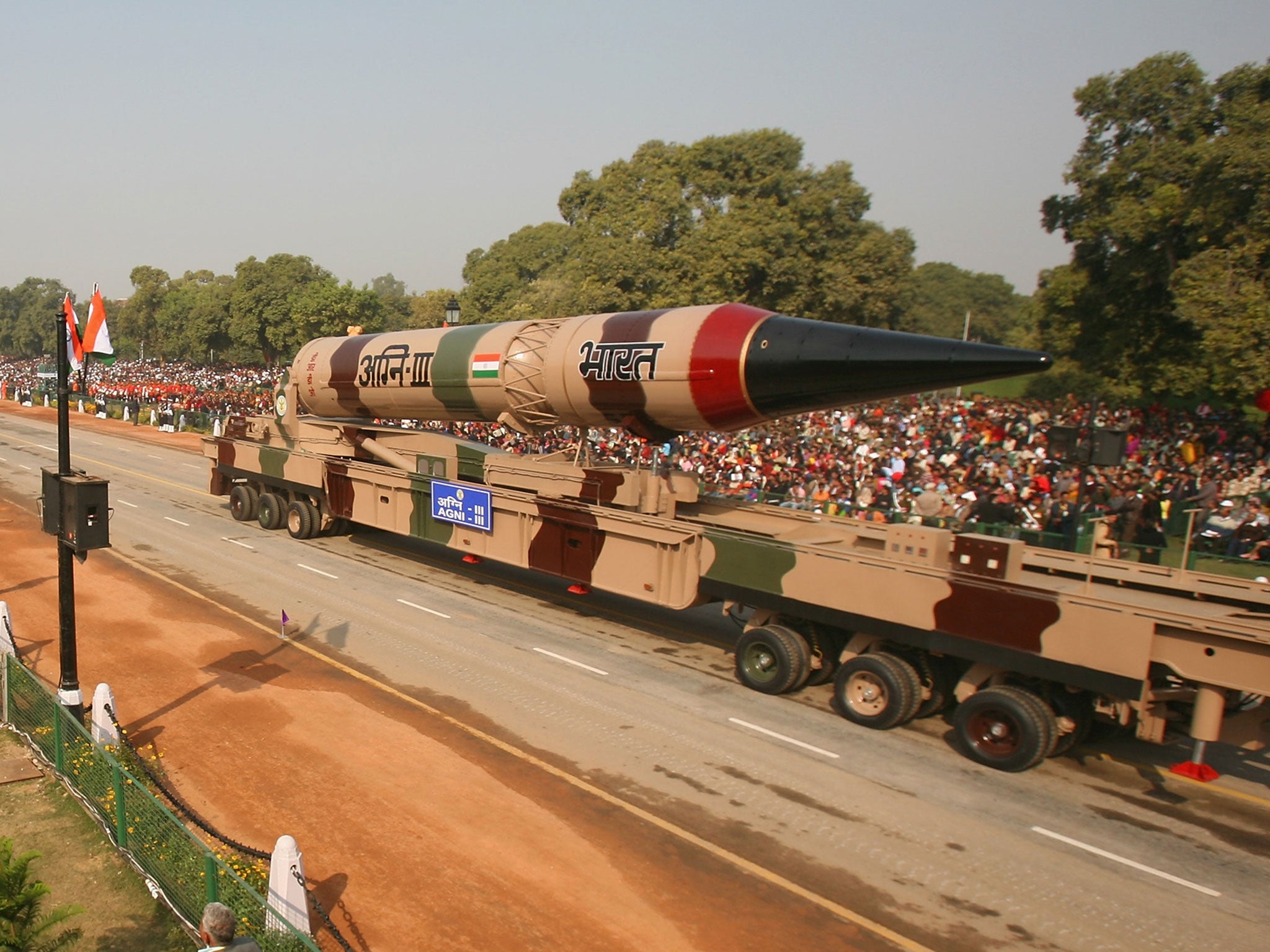 Indian military parades a Agni III nuclear capable missile in 2009