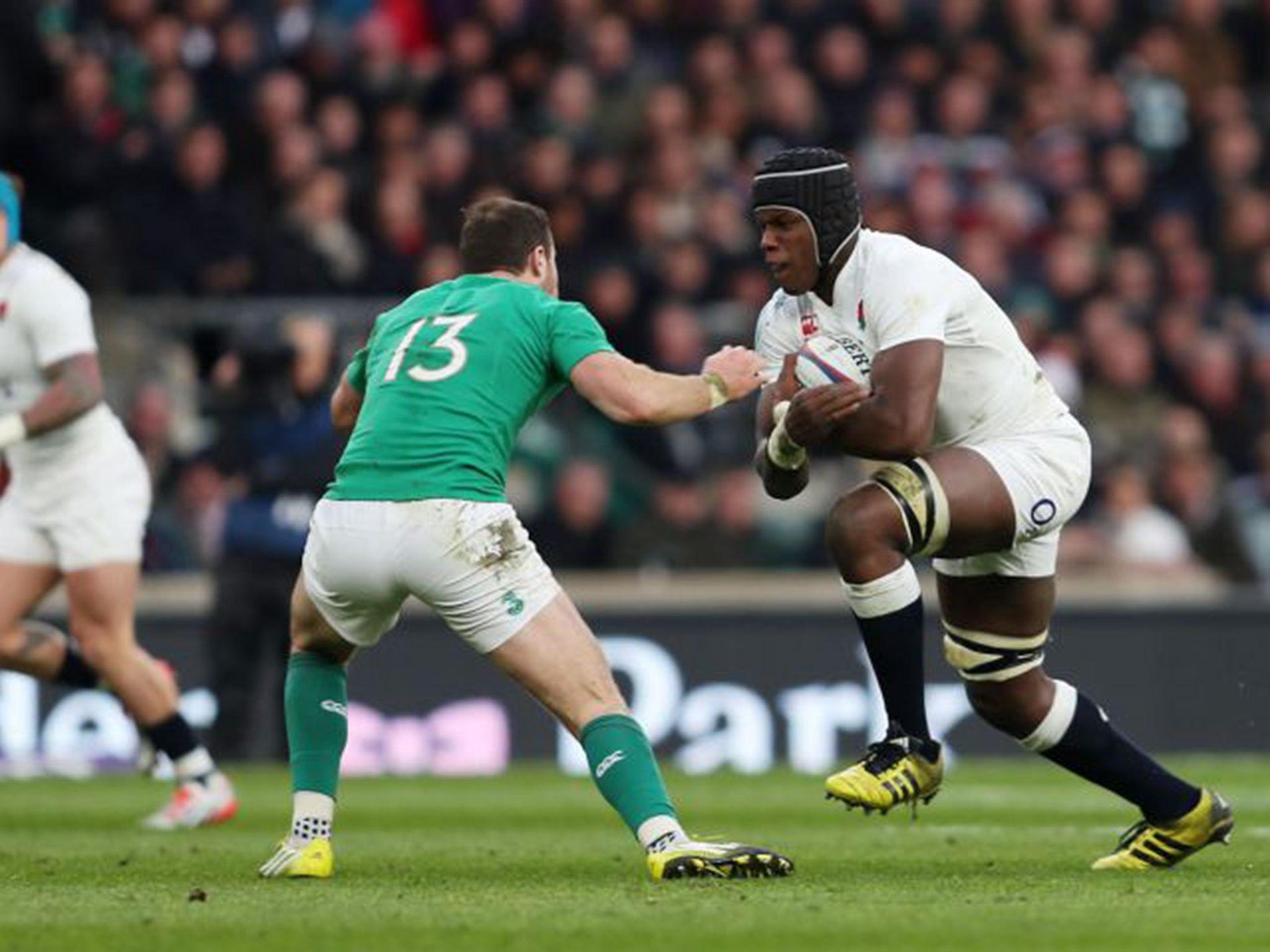 Maro Itoje takes a firm hold of the ball under close watch of Ireland’s Robbie Henshaw