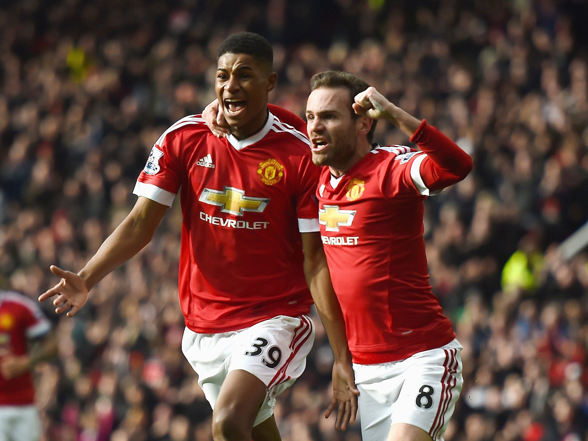 Manchester United's Marcus Rashford celebrates with Juan Mata