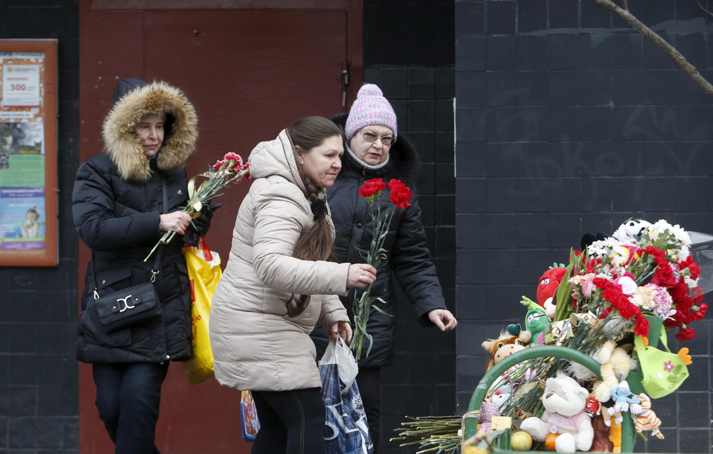 &#13;
People leave flowers to commemorate the murdered child&#13;