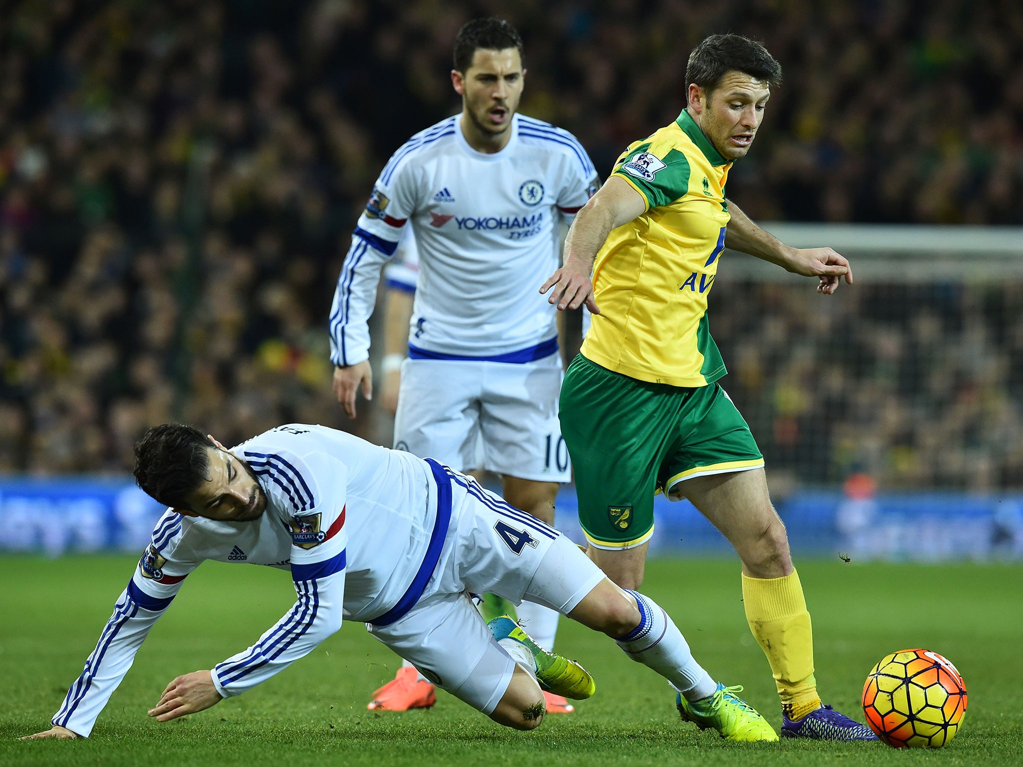 Wes Hoolahan evades Cesc Fabregas' tackle