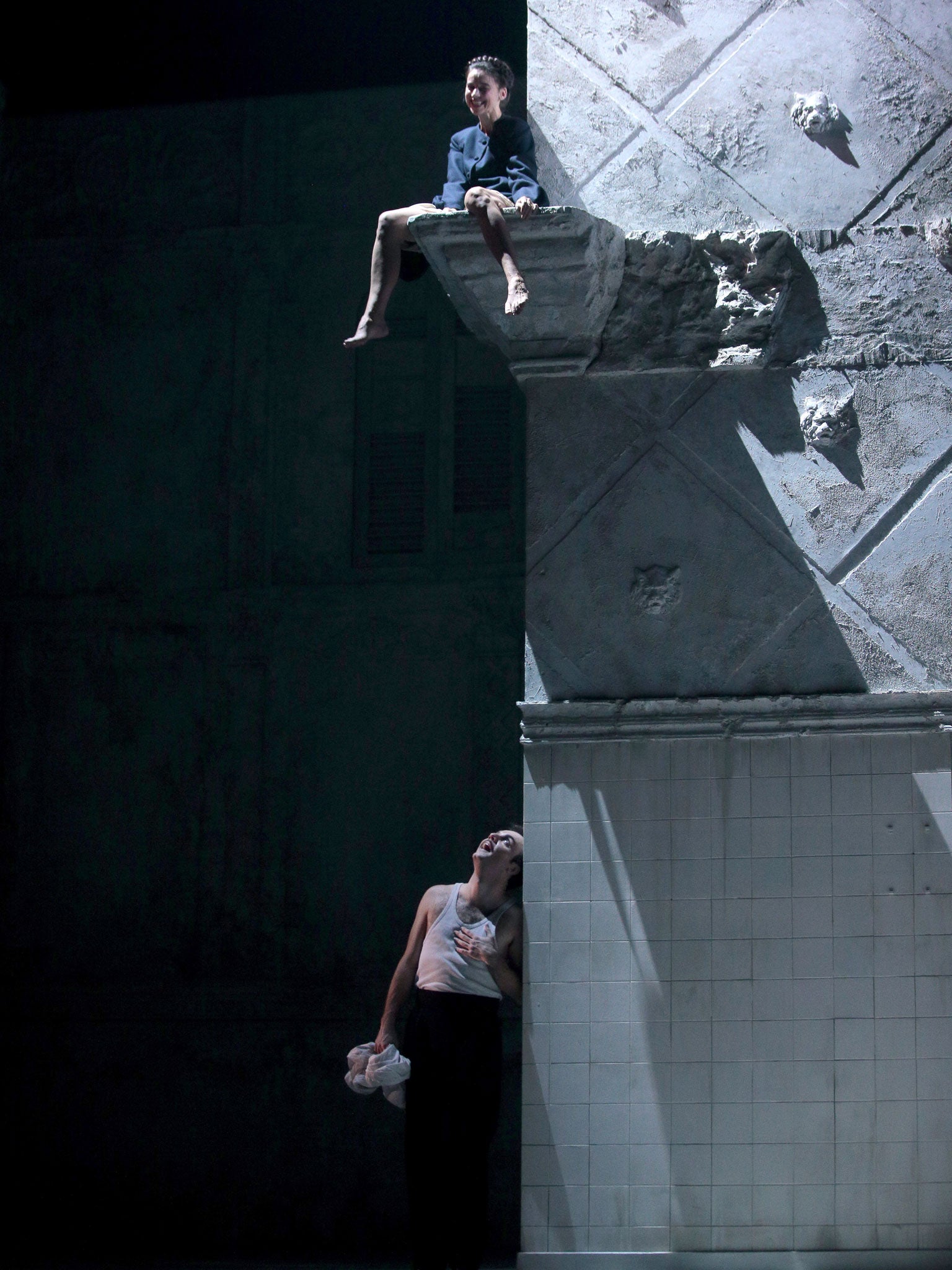 Jeremy Lopez as Romeo and Suliane Brahim as Juliet during rehearsals at the Comédie Française, 2015