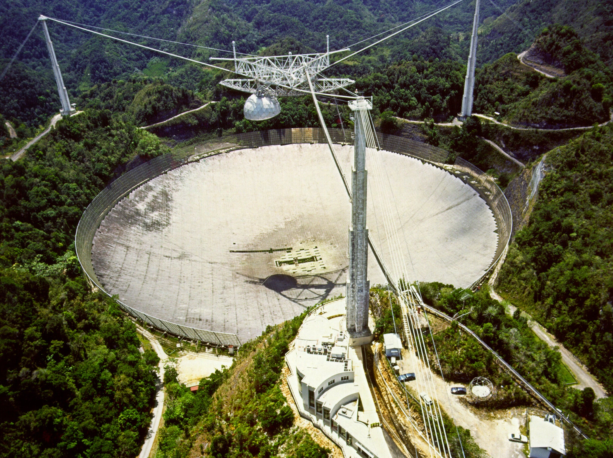 Arecibo Observatory in Puerto Rico, which simultaneously observes the same targets, simulating a telescope more than 6,800 miles in diameter