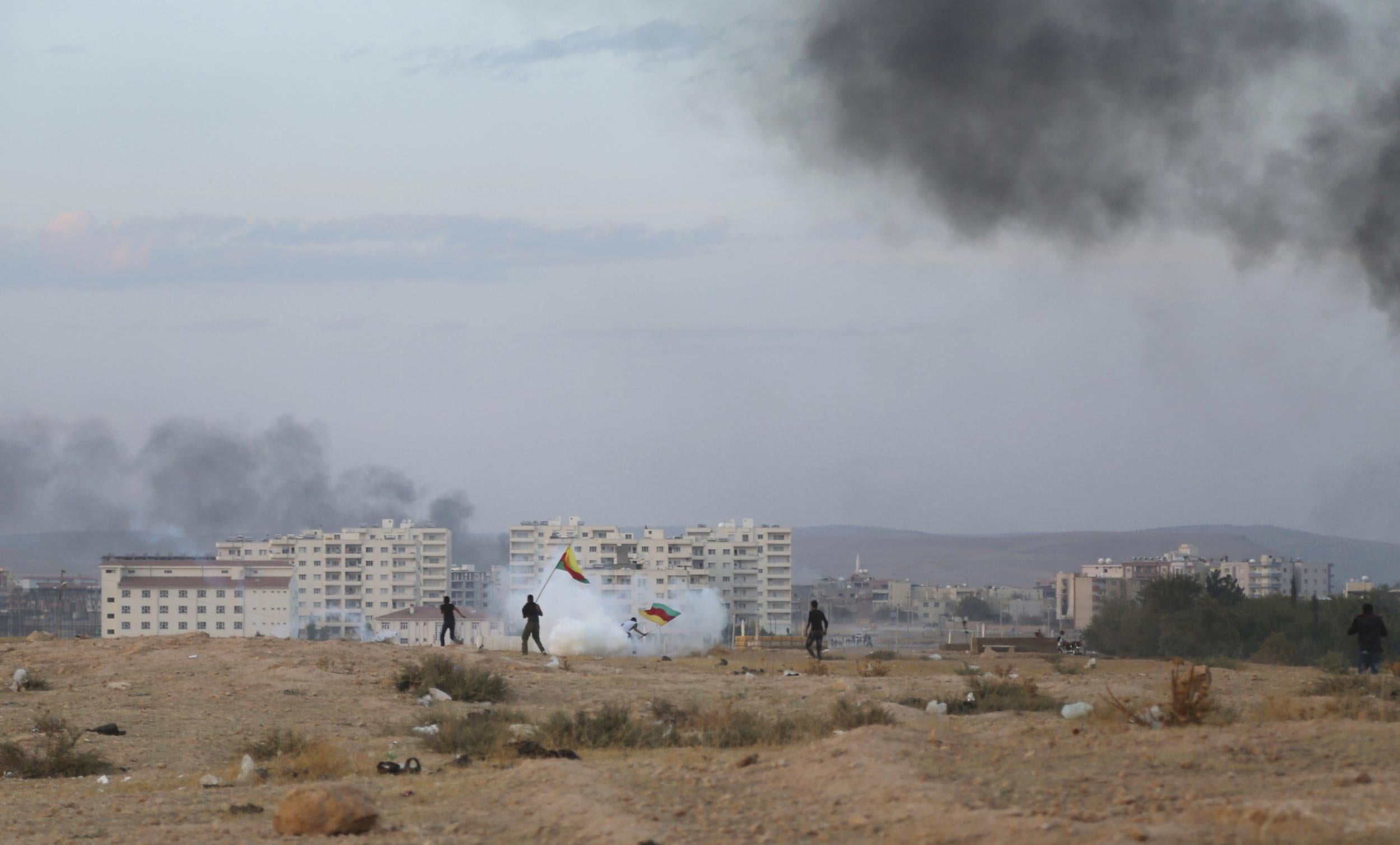 Nusaydin, Turkey: Kurdish protesters trying to pull down a part of the Turkish-Syrian border fence during protest on 9 October 2014