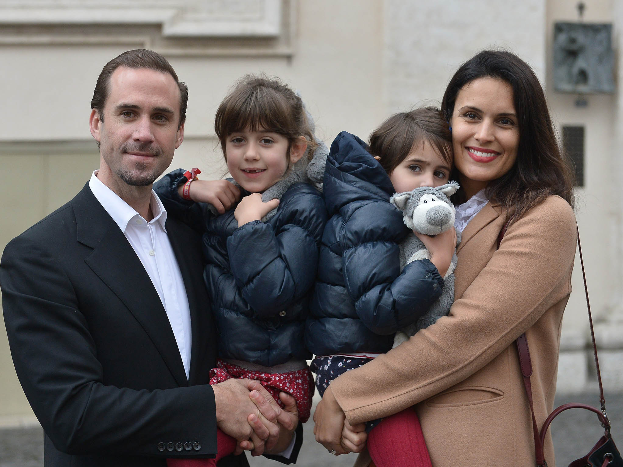 Joseph Fiennes with his wife Maria Dolores Dieguez and their children