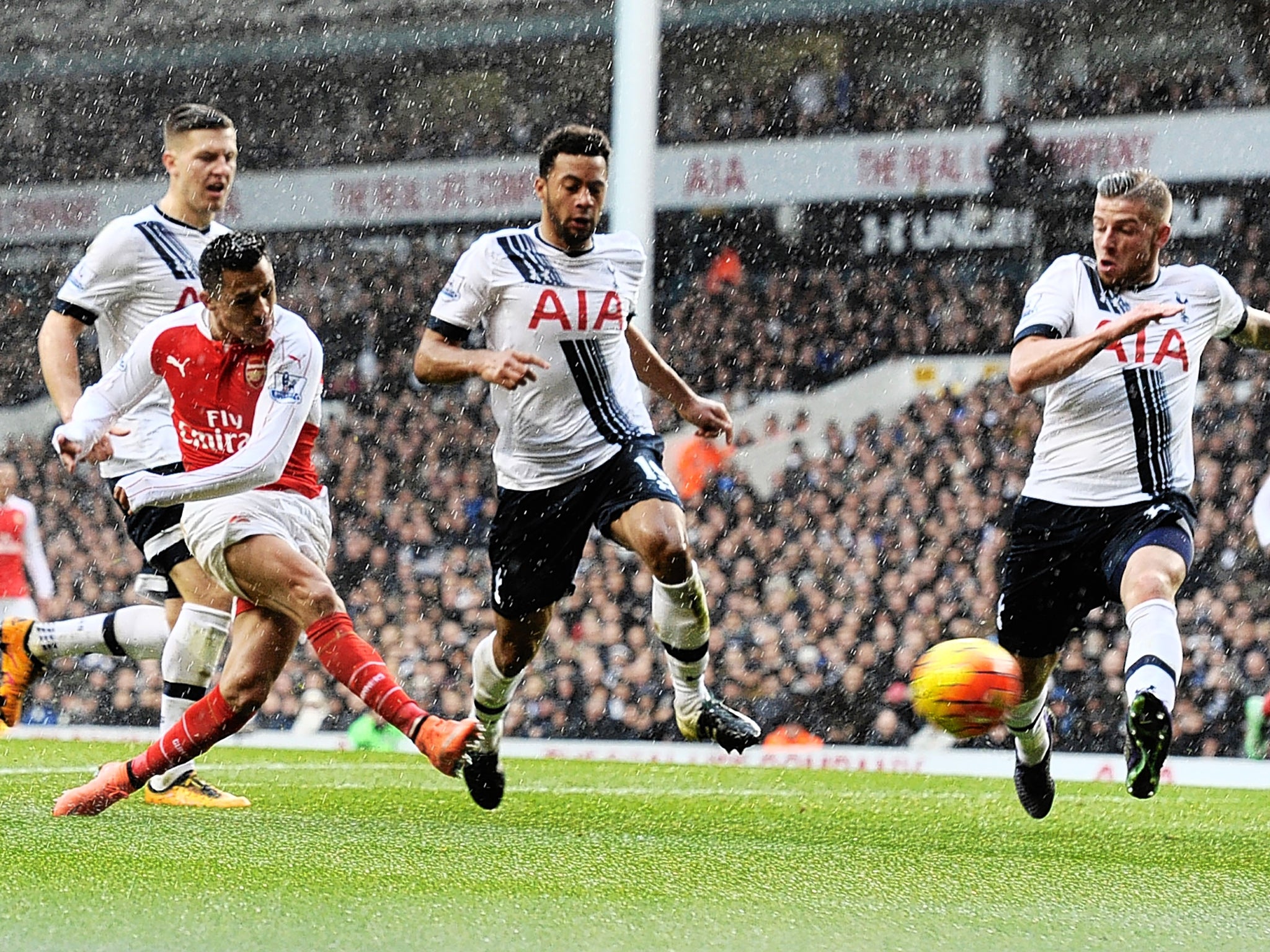 Alexis Sanchez scores against Tottenham