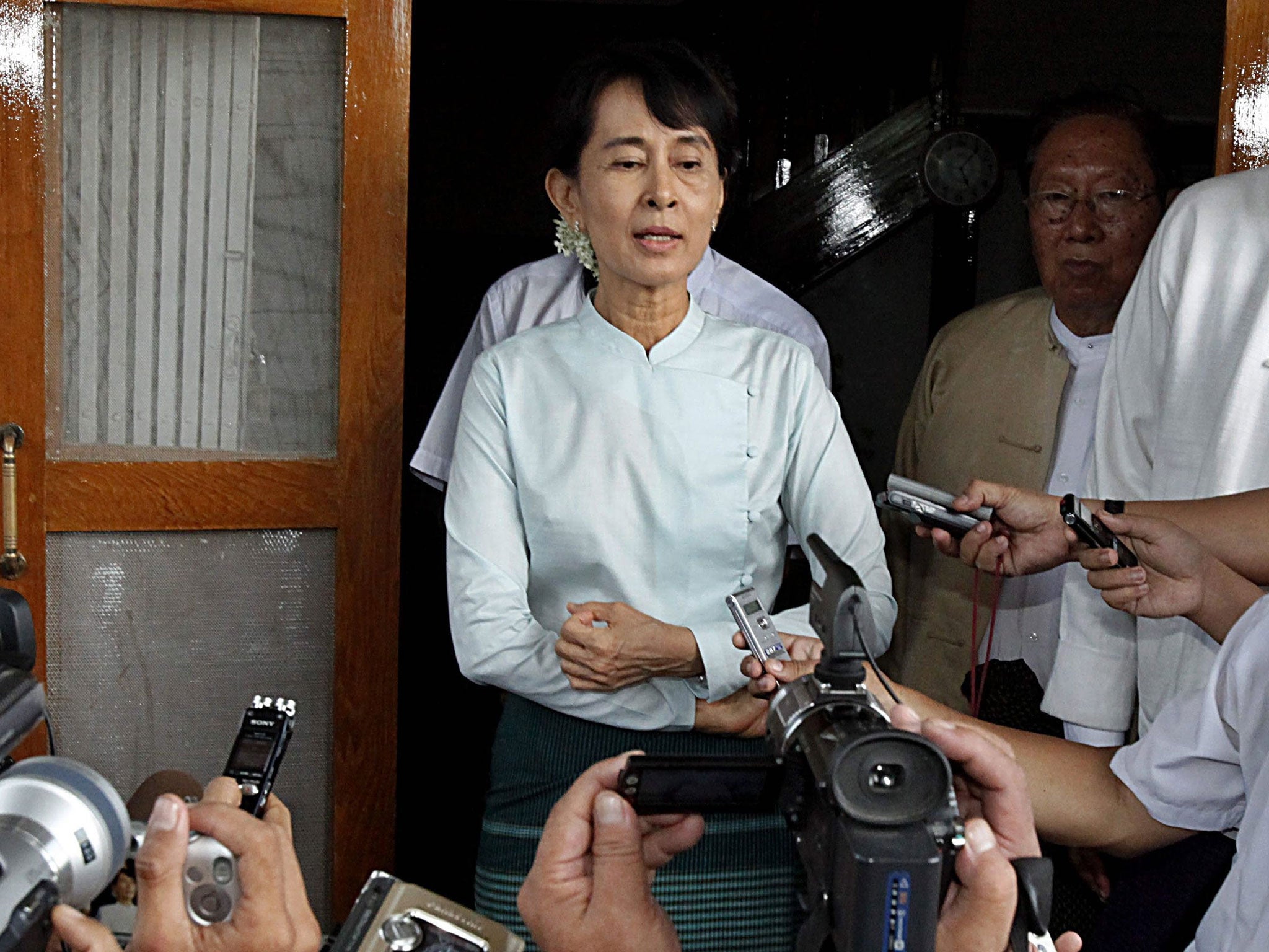 For the past several weeks Suu Kyi is believed to have held closed door talks with the powerful military generals to suspend a constitutional clause that bars her from presidency