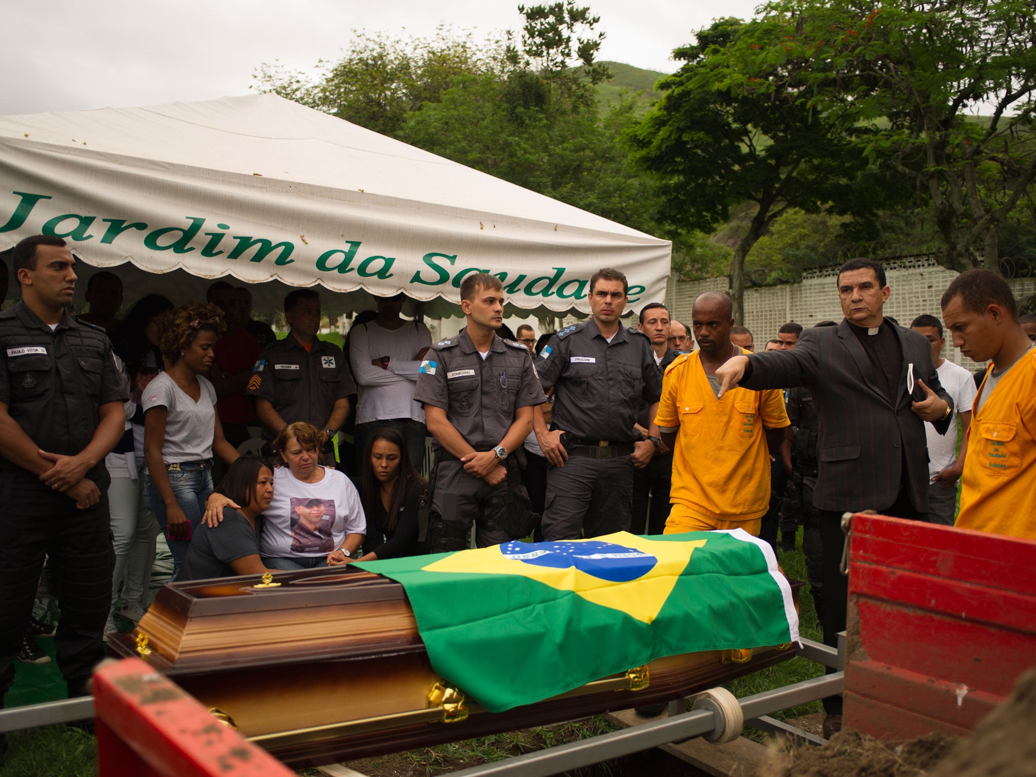 The funeral of police officer Rodrigo Ribeiro Pinto, killed in a Rio favela, November 2015 © André Liohn/Prospekt