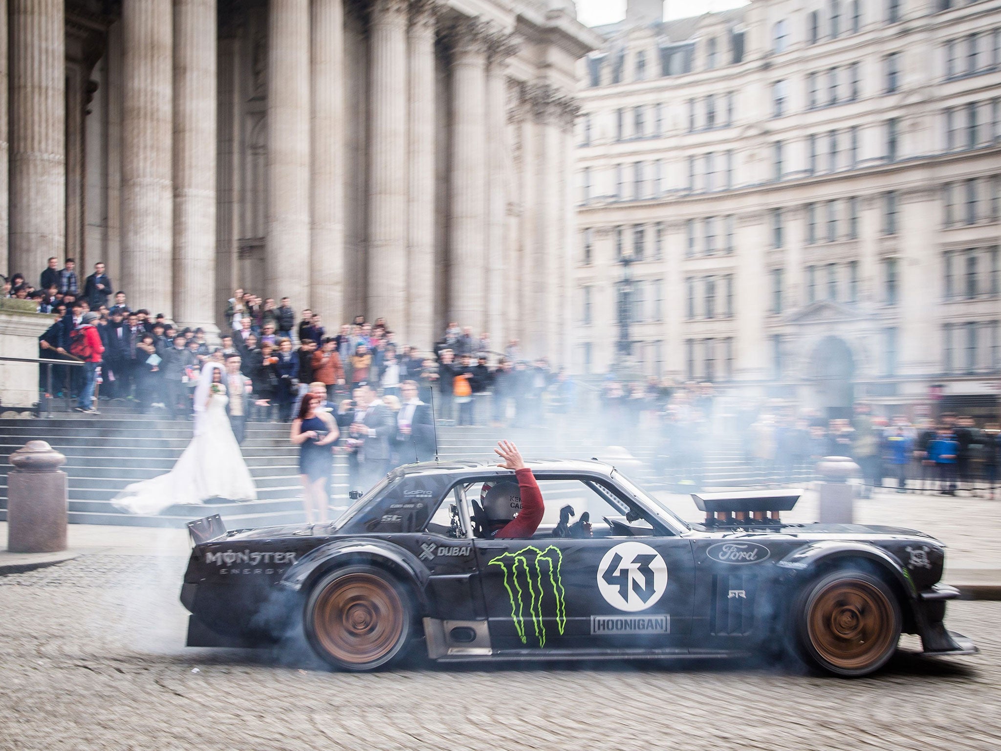 Matt LeBlanc waves to the bride and groom at St Paul's