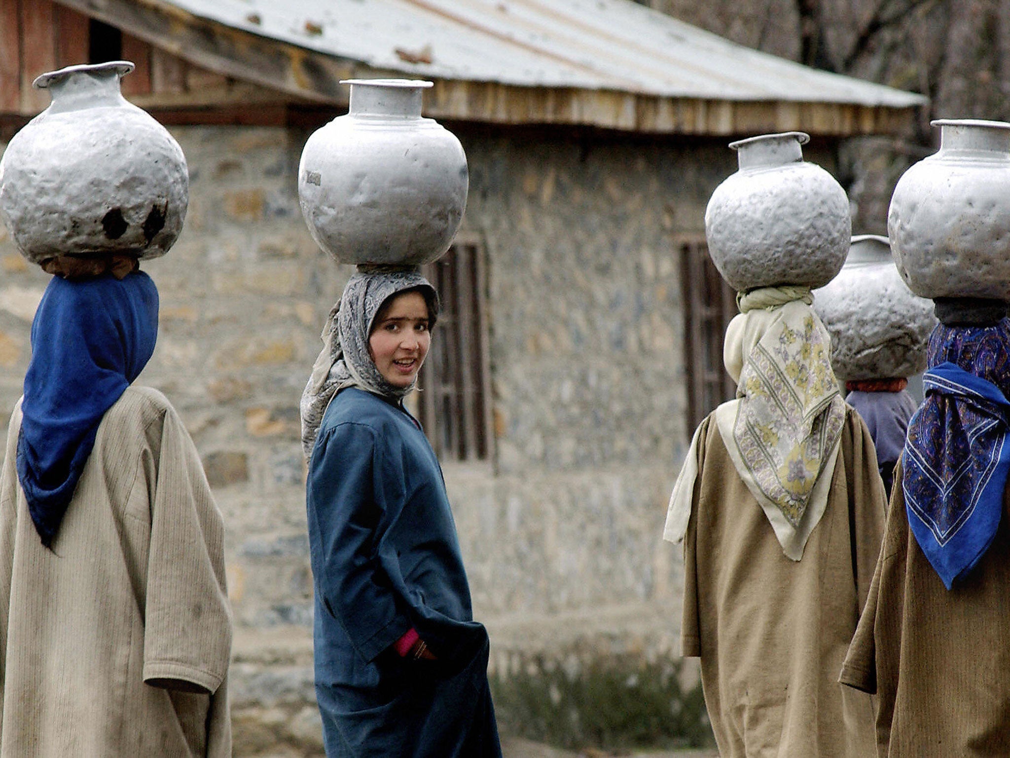 Sophie falls deeply in love with the beauty and simplicity she sees around her in rural Kashmir, where the women fetch water, pound grain and spin their own flax