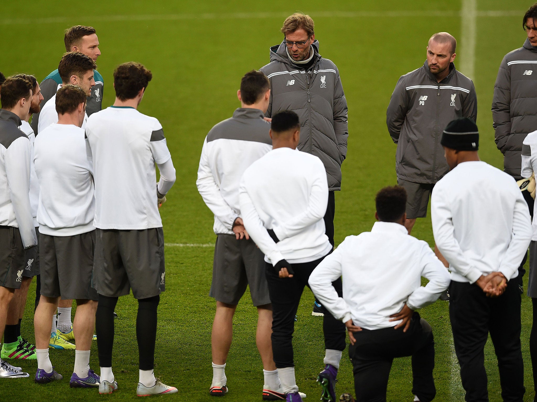 Jurgen Klopp talks to his Liverpool squad