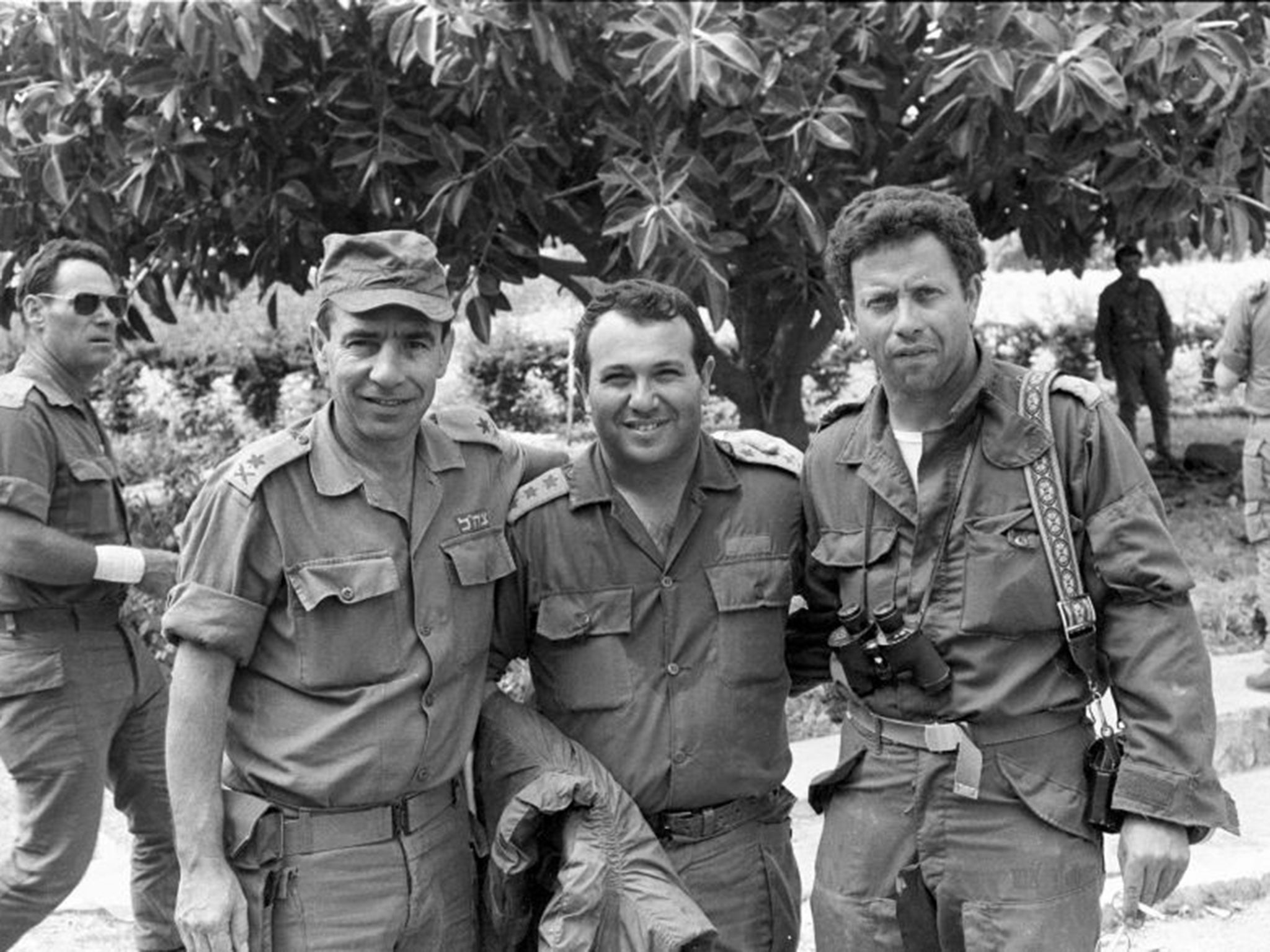 Dagan, centre, with General Haim Nadel, left, and Brigadier General Yossi Ben Hanan, right, in Lebanon in 1982