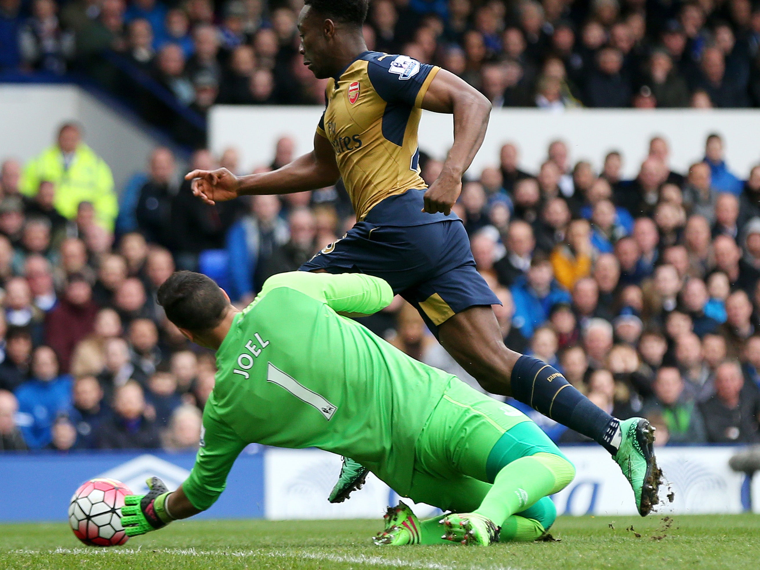Was left badly exposed by his defenders for both of Arsenal's goals, and wasn't called upon to make many clear-cut saves otherwise. 6