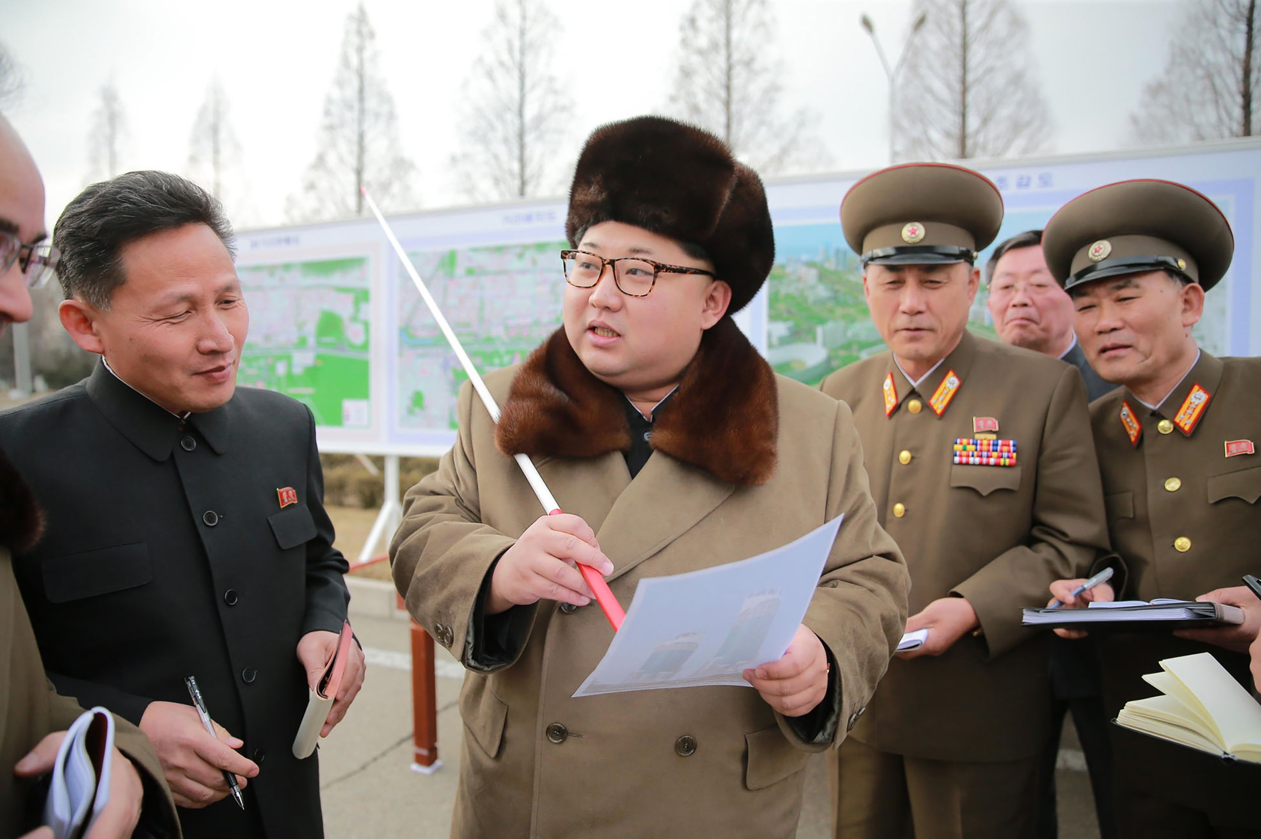 Kim’s father Kim Jong-Il and grandfather Kim Il-Sung both suffered from obesity and gout and they also smoked