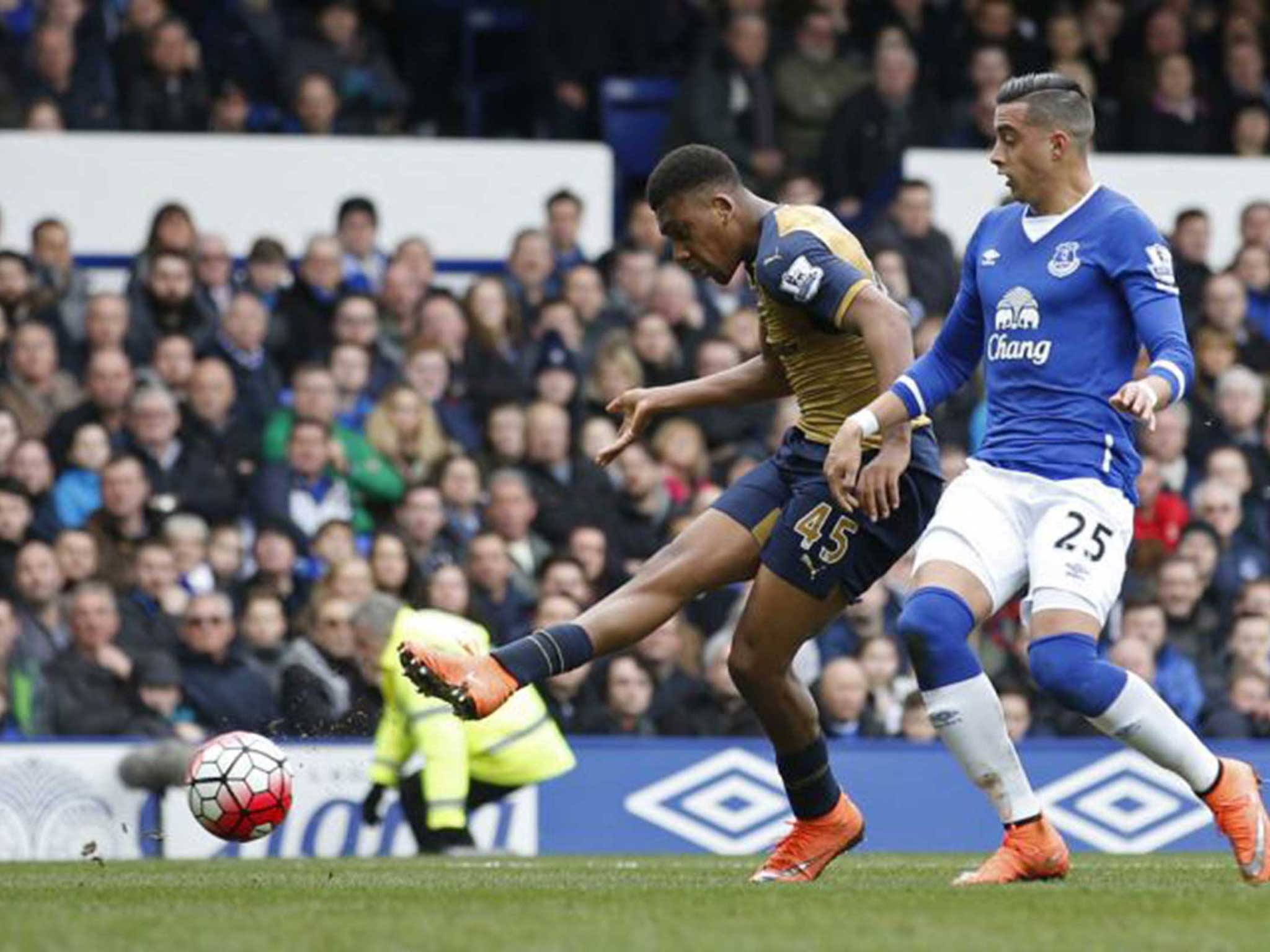 Arsenal's Alex Iwobi scores at Everton