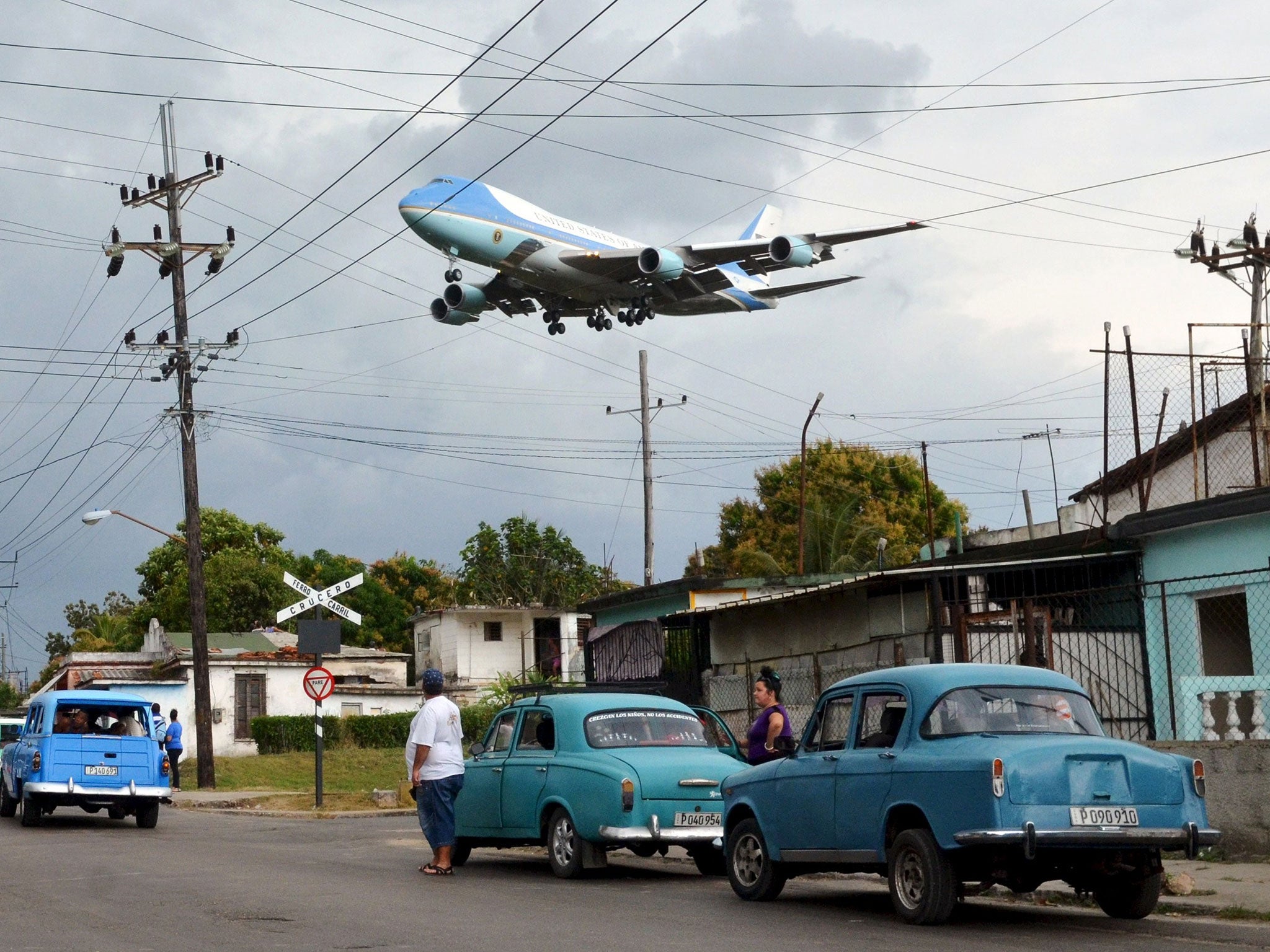 Air Force One carrying U.S. President Barack Obama and his family flies over a neighborhood of Havana as it approaches the runway to land at Havana's international airport, March 20, 2016