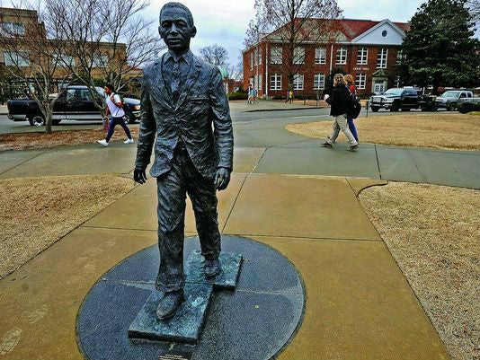 The noose was placed around the statue in 2014