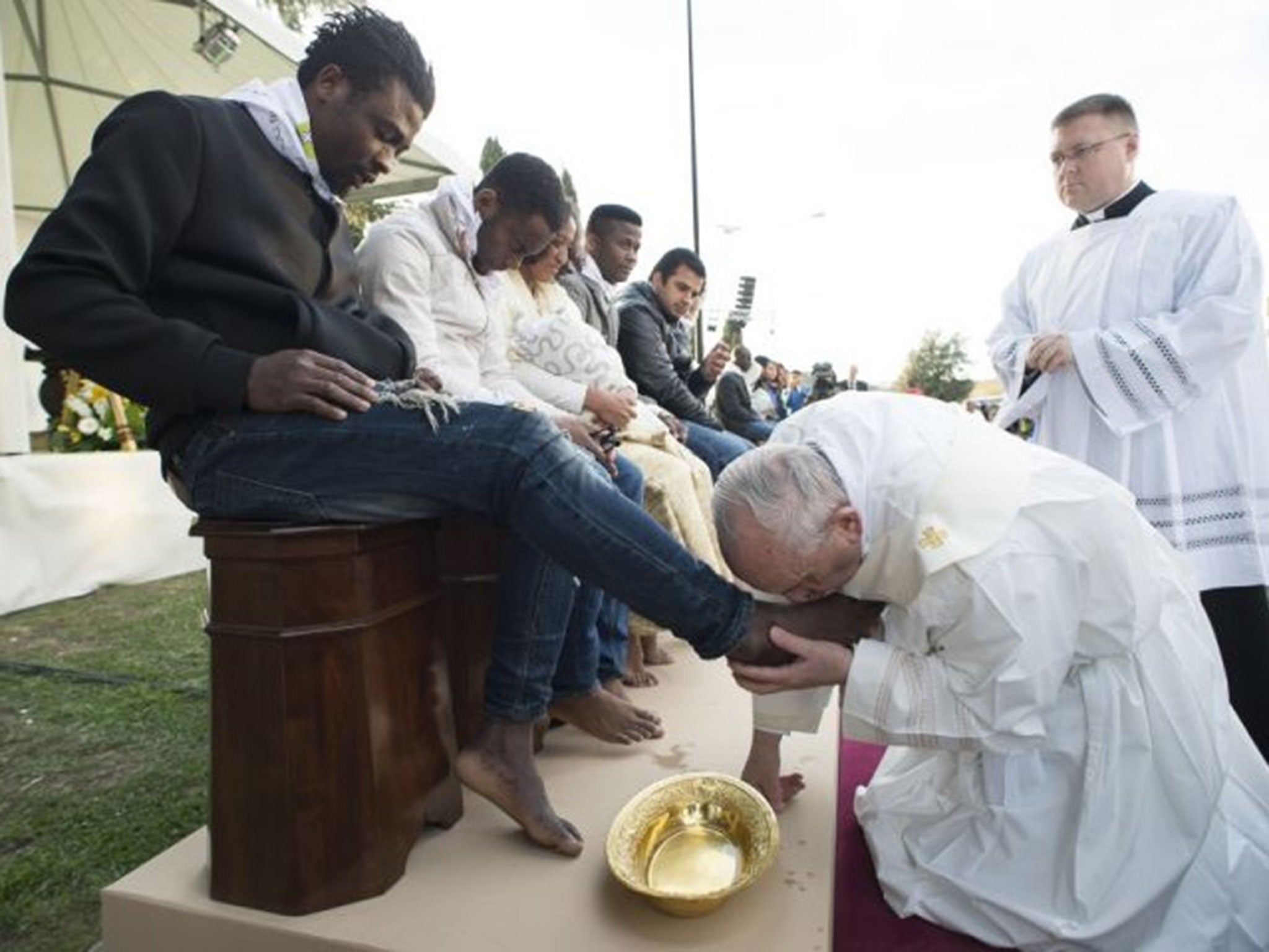 The Pontiff washed and kissed the feet of men and women at the Castelnuovo di Porto refugees centre