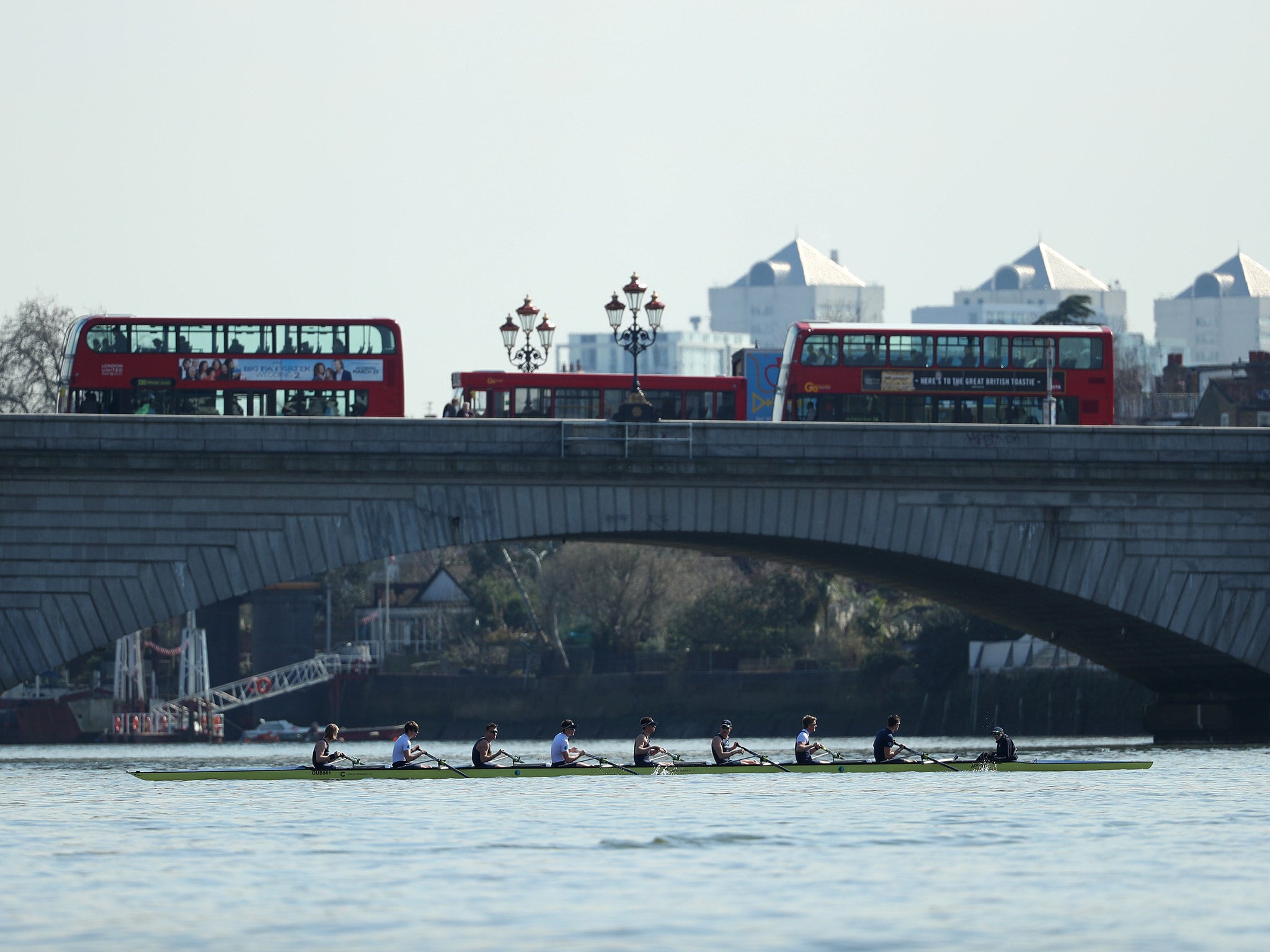 Oxford Men's crew train on the Tideway