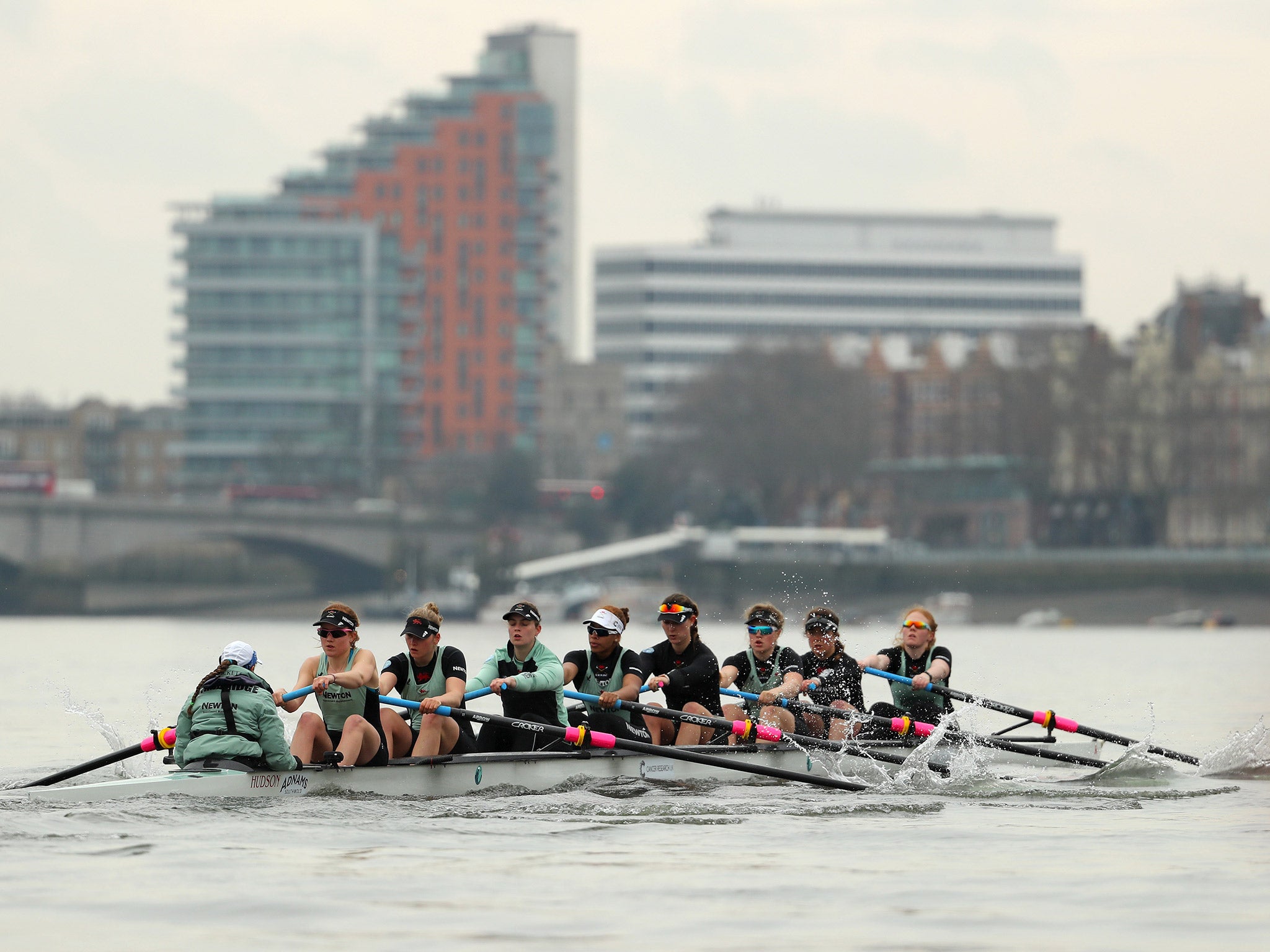 Cambridge Women's crew train on the Tideway