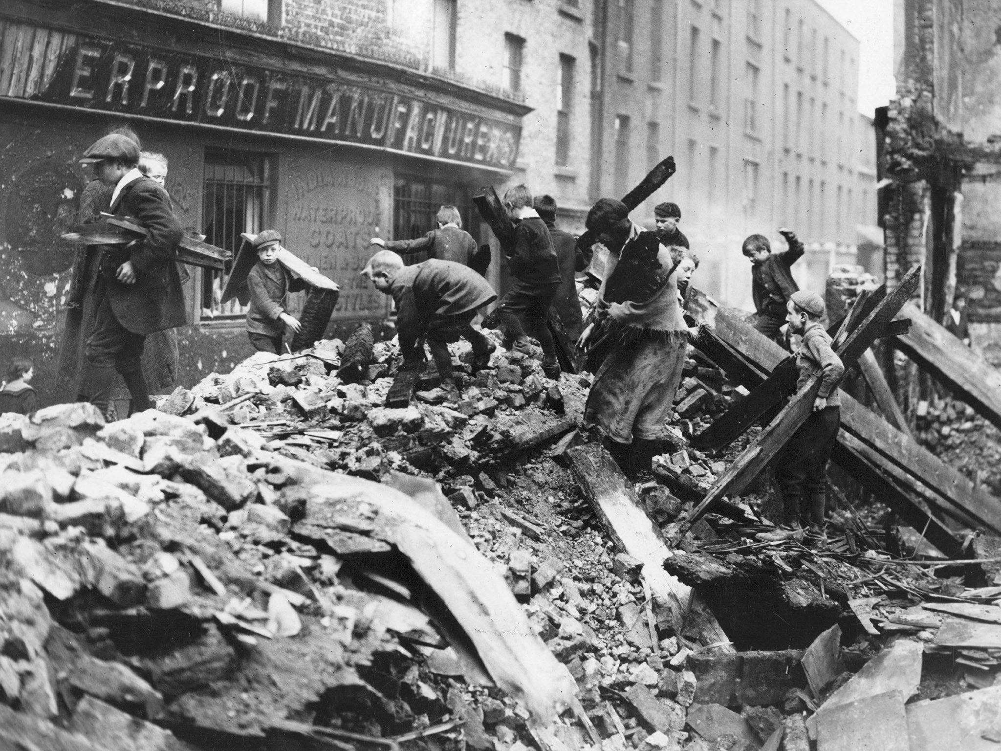 Poor children scavenging in the rubble in Dublin in the aftermath of the Easter Rising (Getty Images/Hulton Archive)