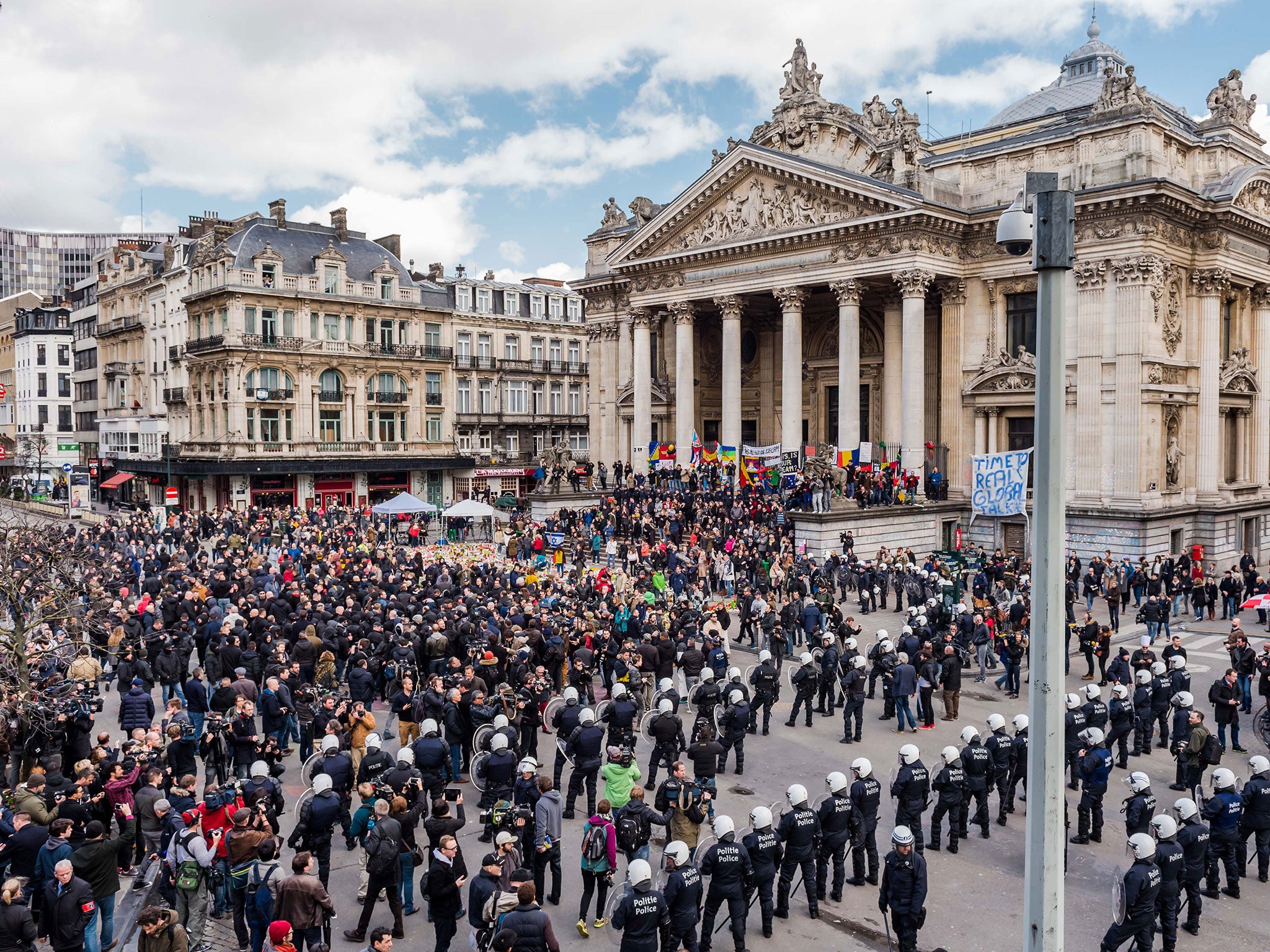 Riot police kettle far-right protesters