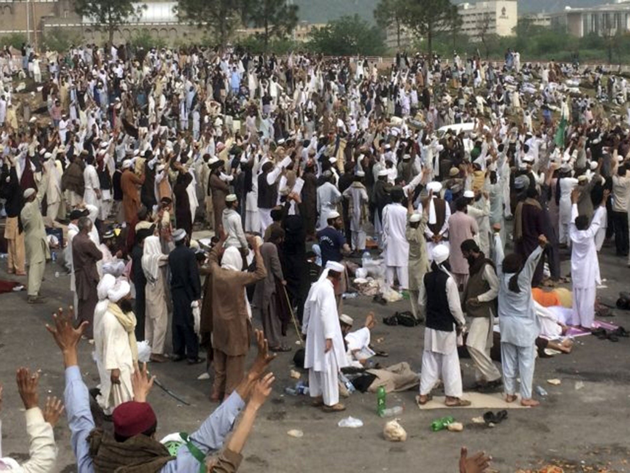 Supporters of the religious party Sunni Tehreek chant slogans during a sit-in protest near the parliament building in Islamabad, Pakistan, Monday, 28 March, 2016.