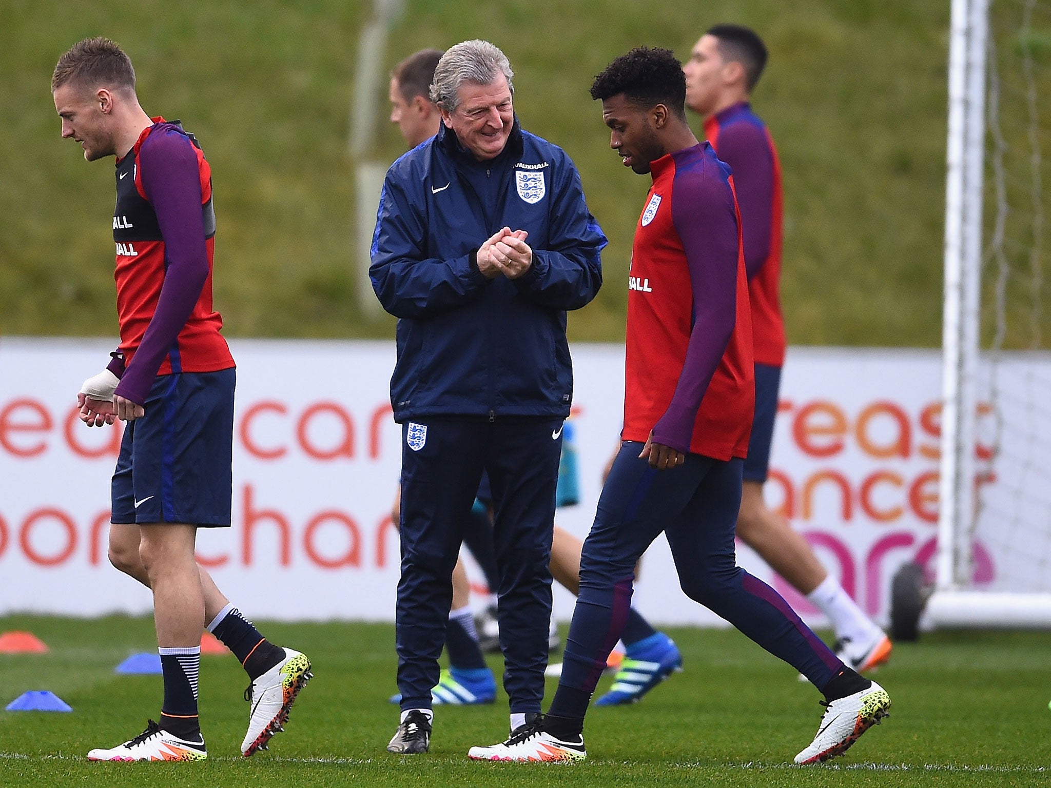 Roy Hodgson talks with Daniel Sturridge