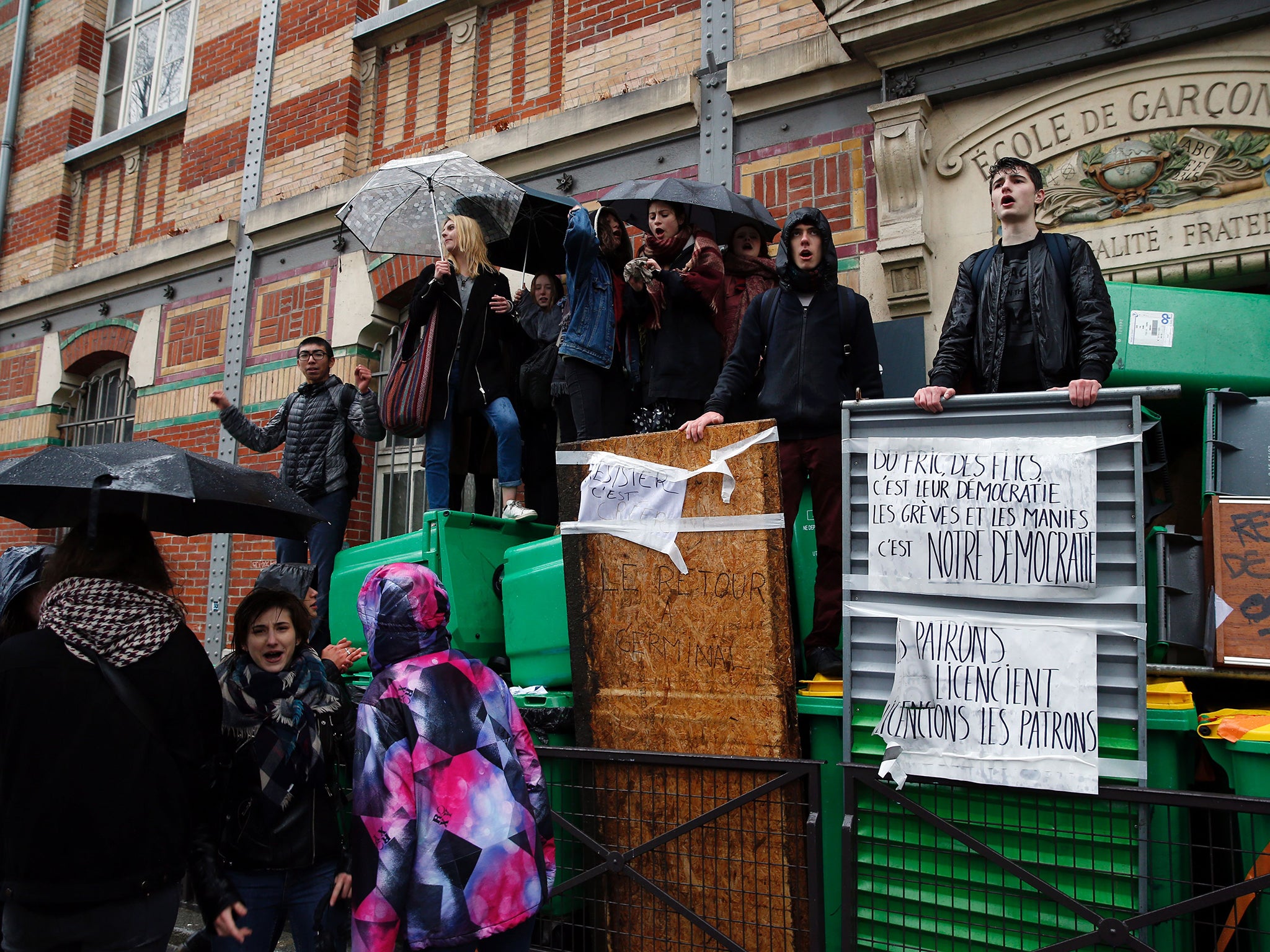 Workers are protesting against government plans to relax the 35-hour week