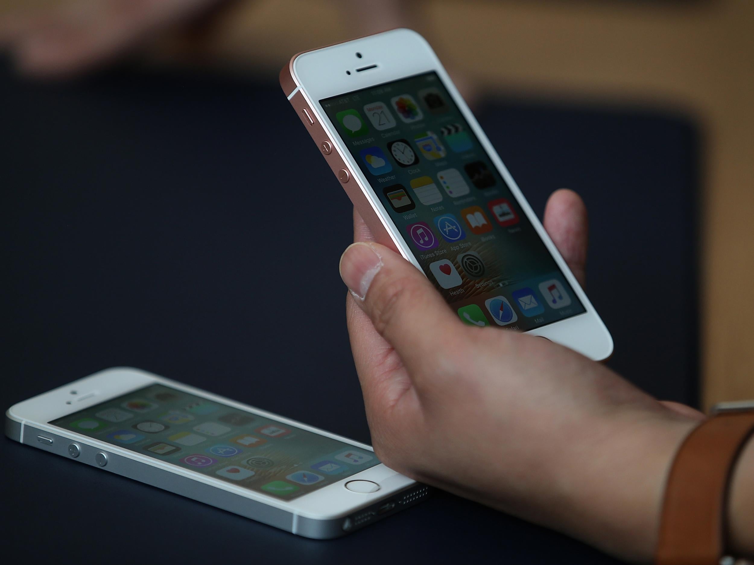 An attendee inpsects the new iPhone SE during an Apple special event at the Apple headquarters on March 21, 2016 in Cupertino, California