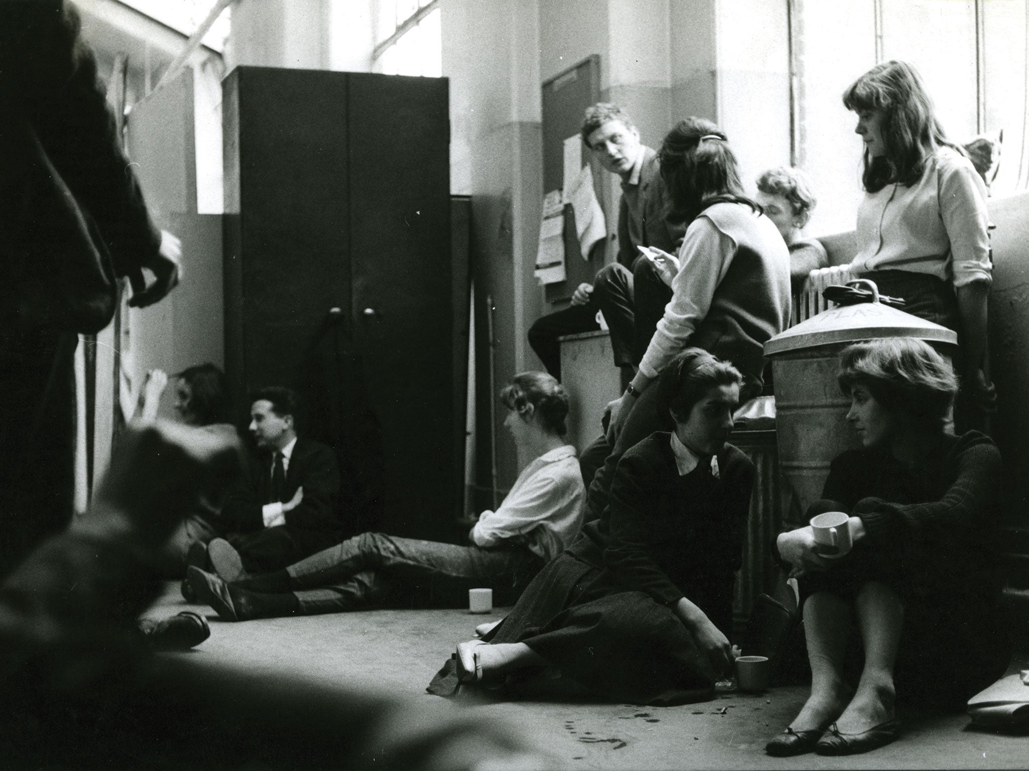 Painting students gather in a corridor in 1959. Pop artist Derek Boshier sits in the middle.