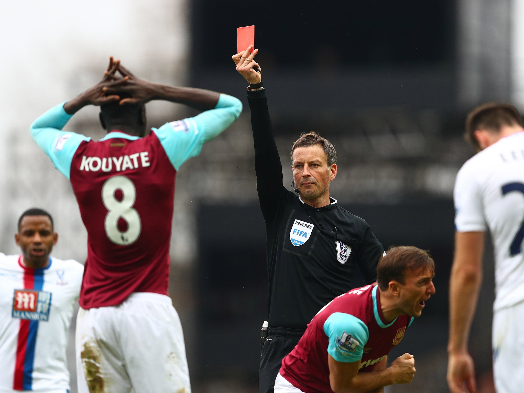 Referee Mark Clattenburg sends off Cheikhou Kouyate