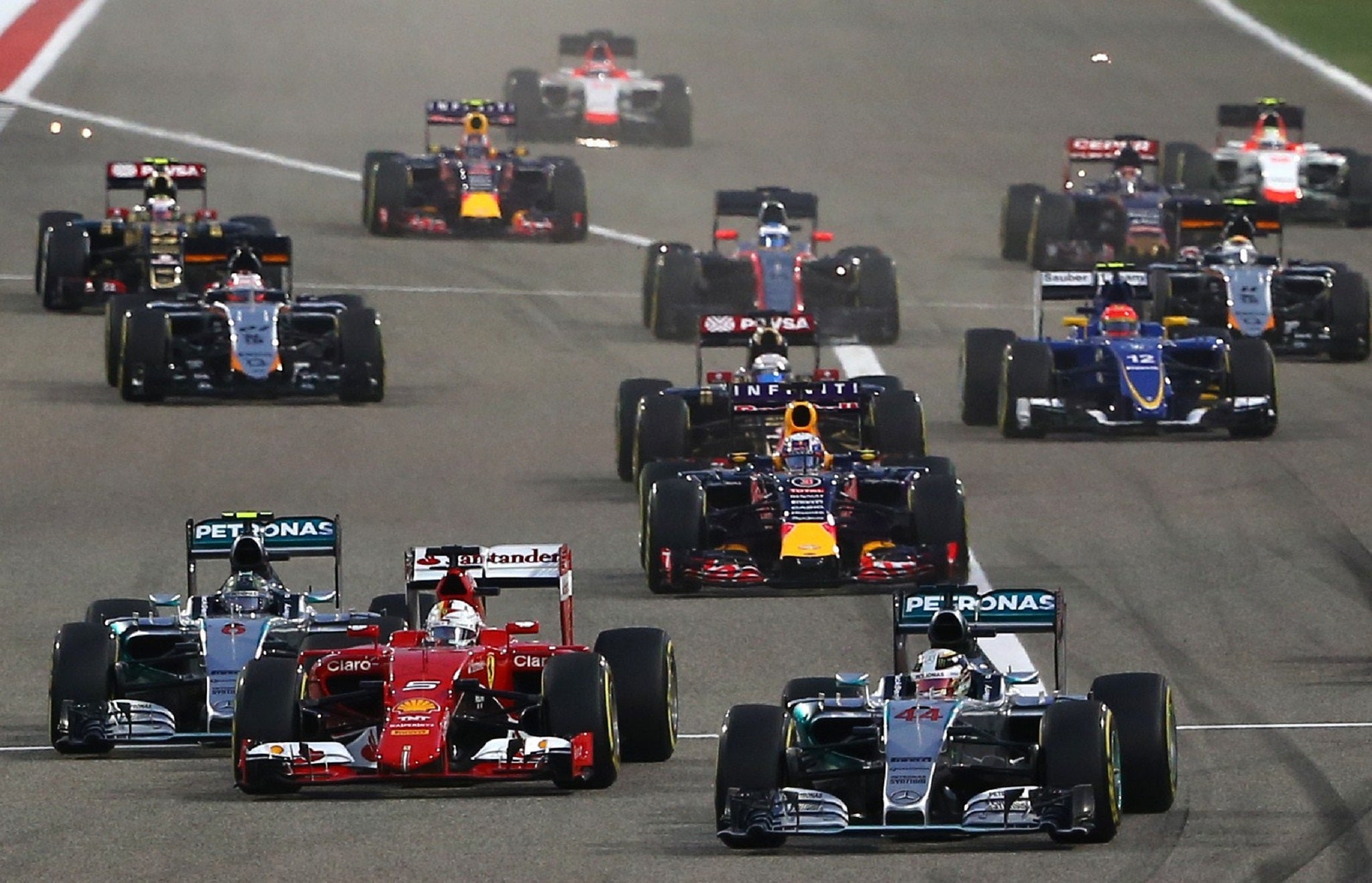 
Lewis Hamilton will start the 2016 Bahrain Grand Prix from pole 