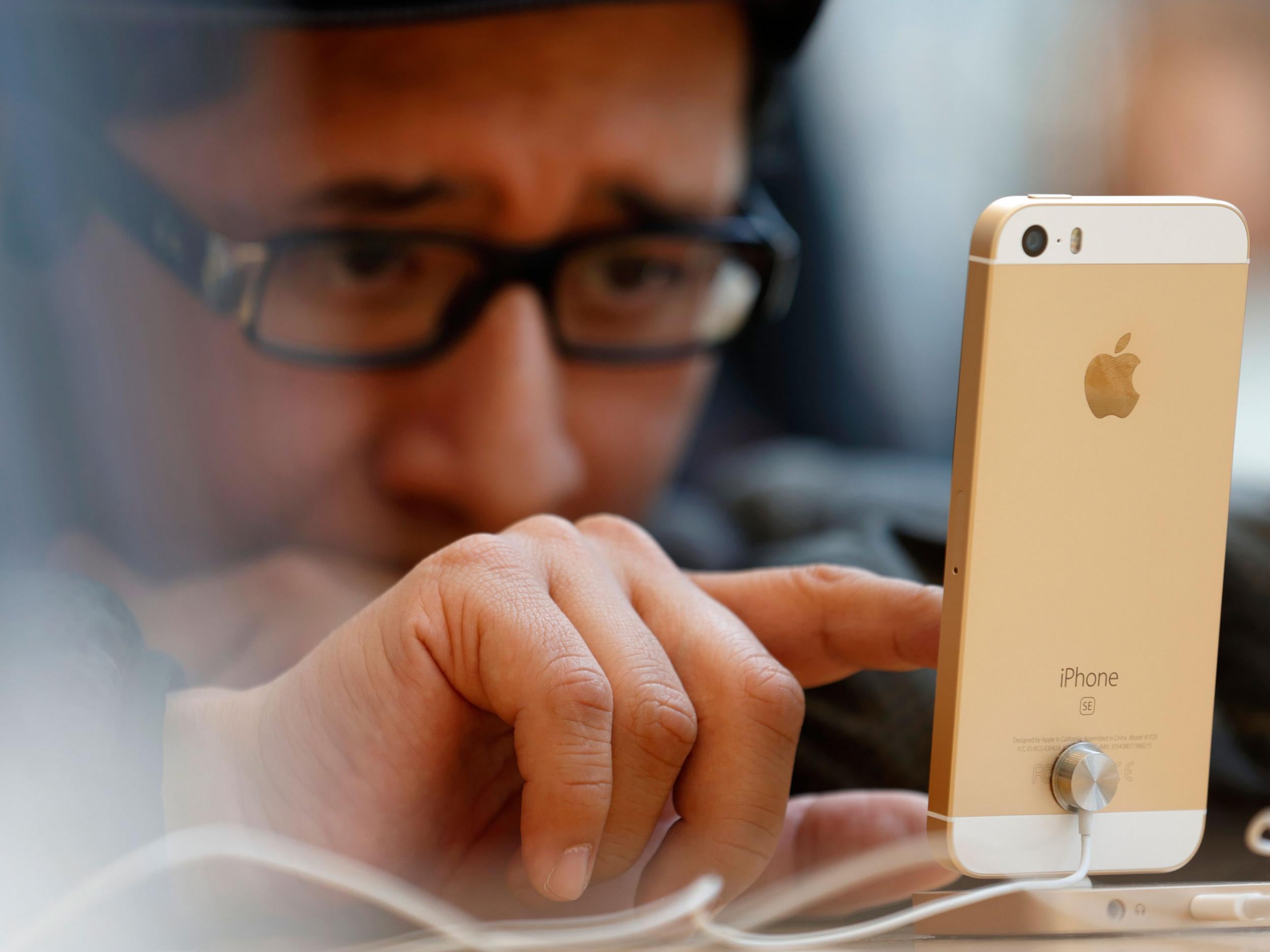 A man tries out the iPhone SE in Tokyo