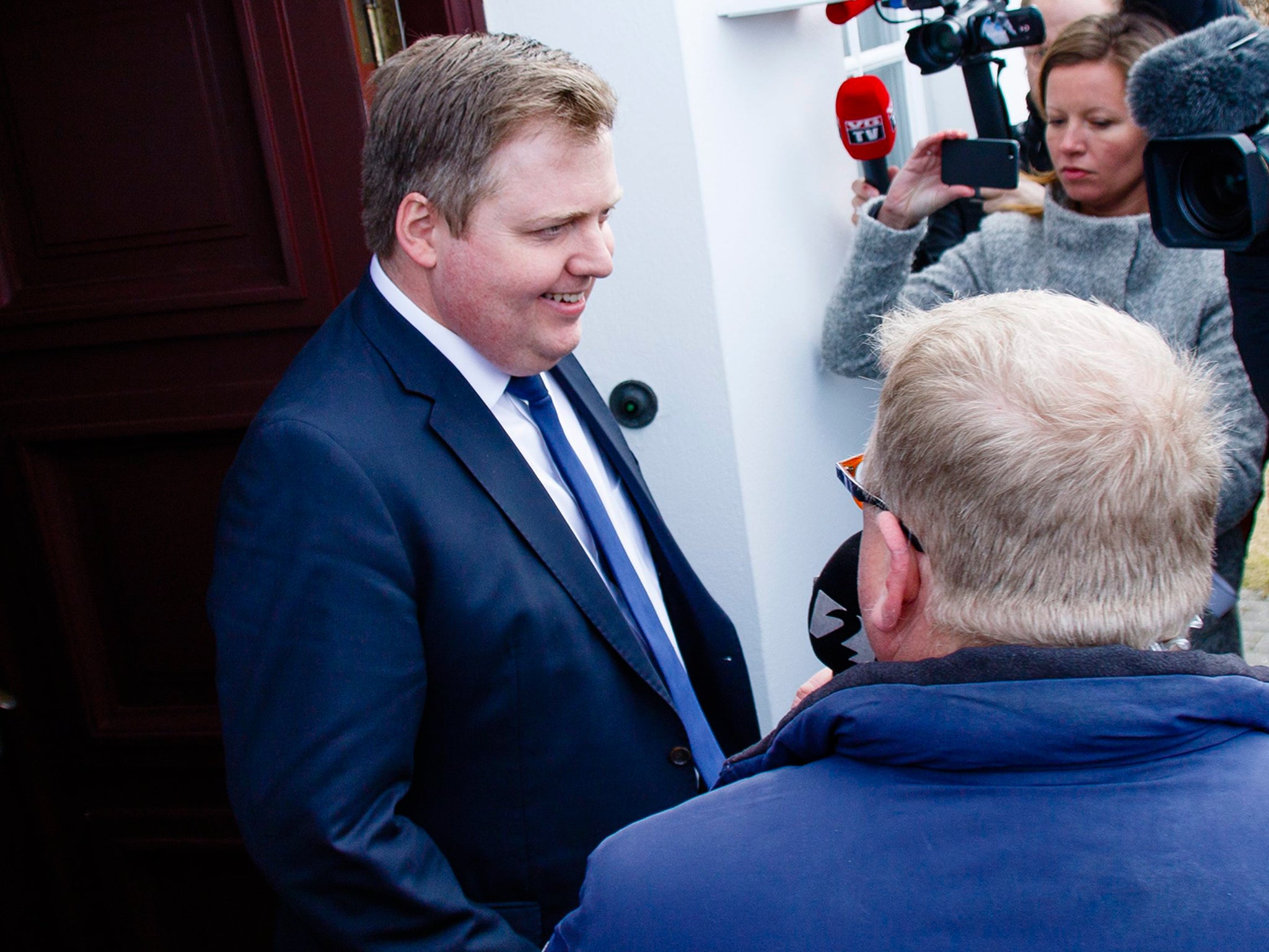 Iceland's Prime Minister Sigmundur David Gunnlaugsson talks to media outside the residence of Iceland's President President Olafur Ragnar Grimsson after a meeting of the two in Reykjavik