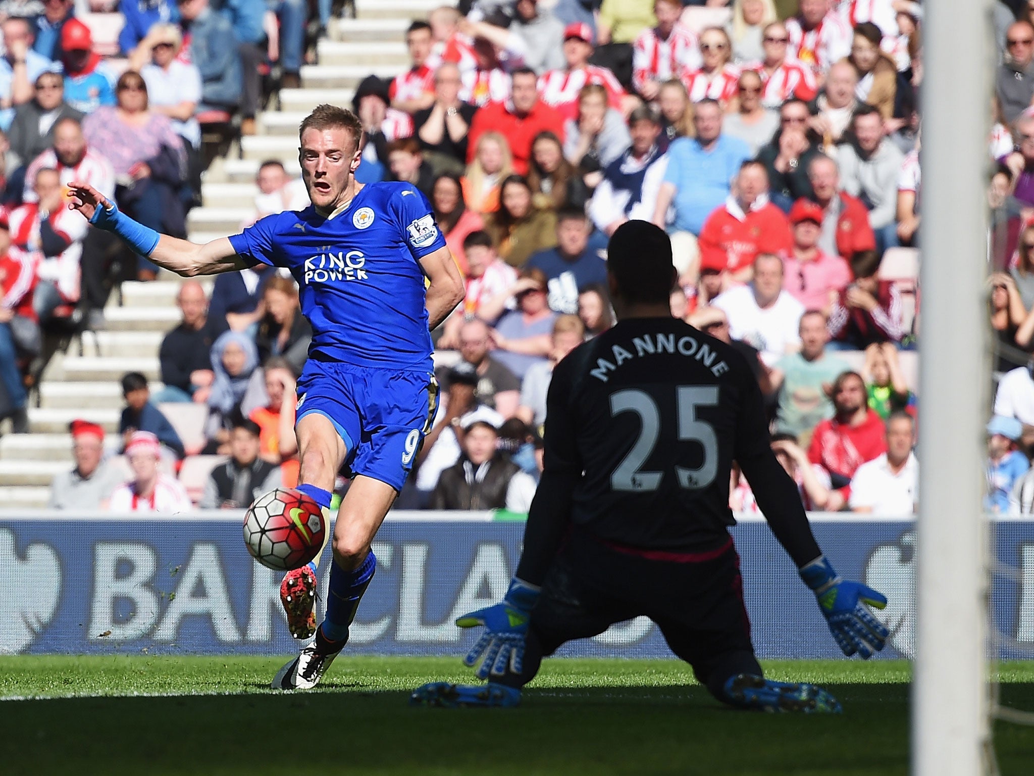 Jamie Vardy scores against Sunderland