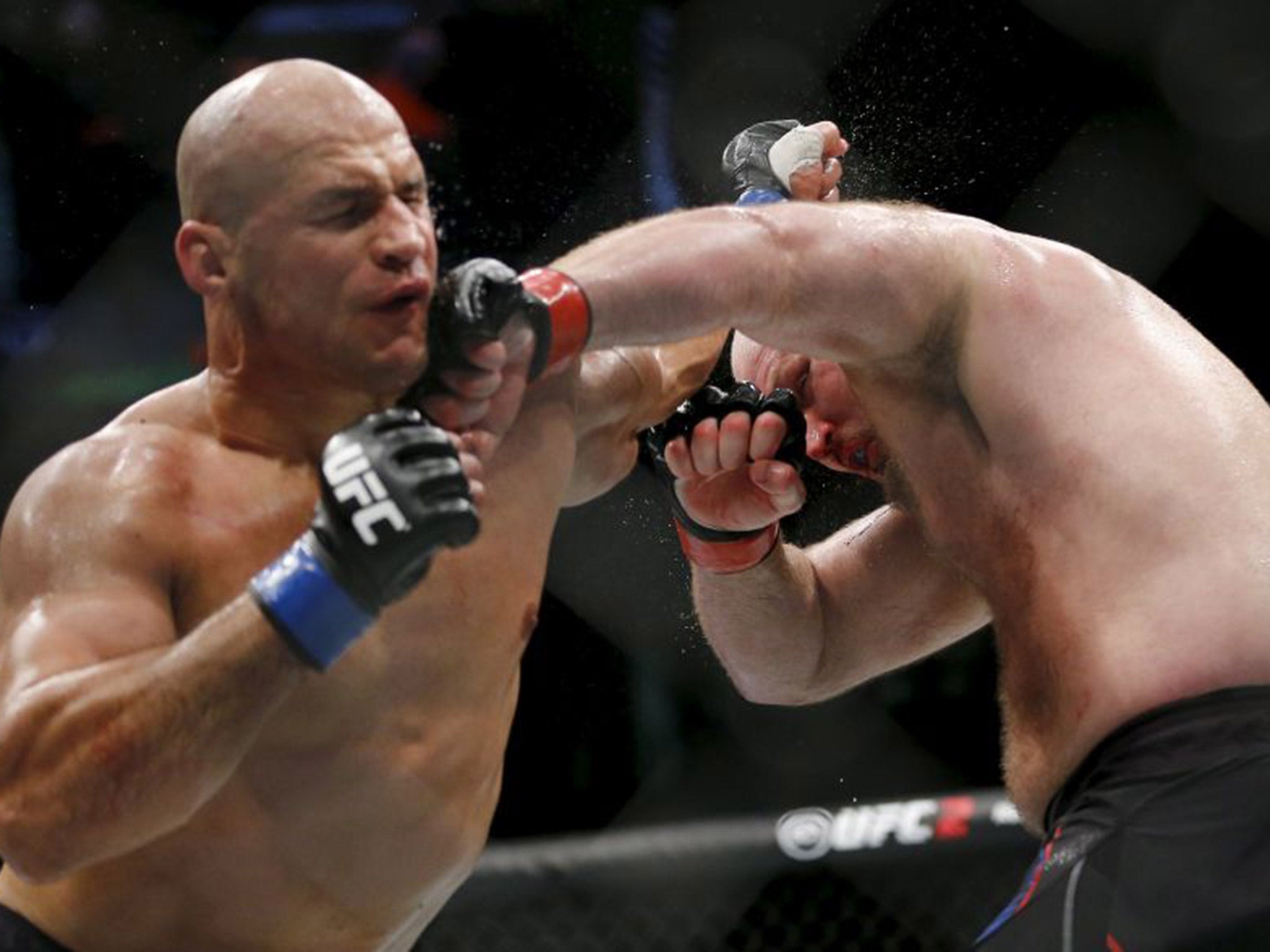 Rothwell lands a big left hand on Dos Santos