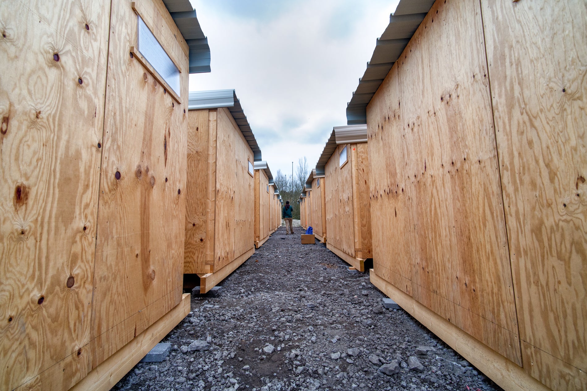 The wooden shelters in the new MSF camp (Photo: Alan Schaller)